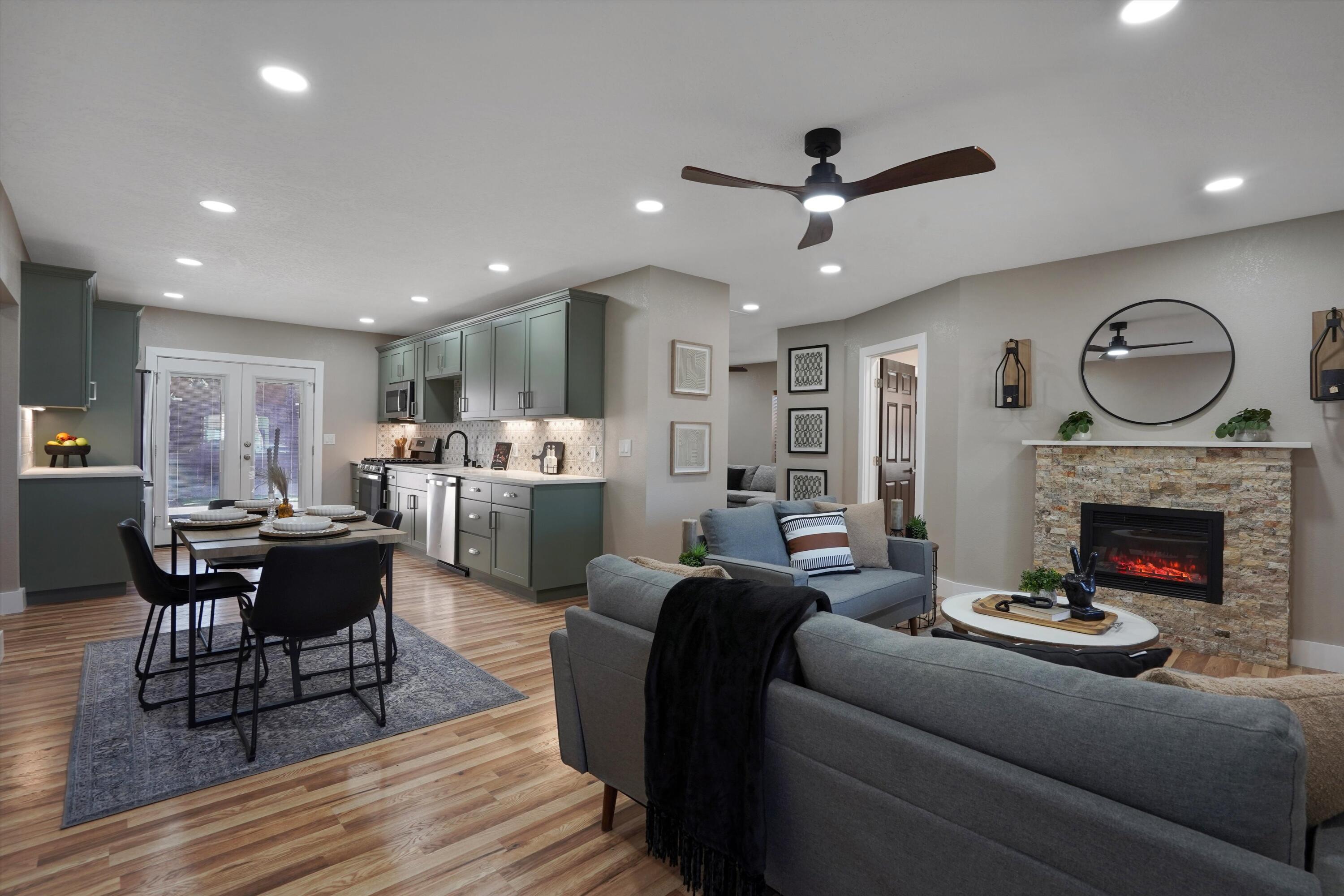 812 Valencia Drive NE