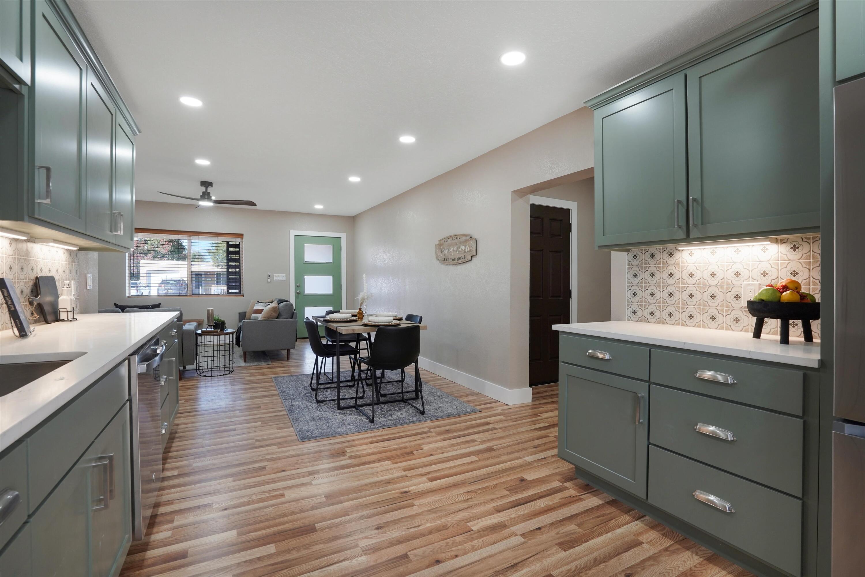 812 Valencia Drive NE