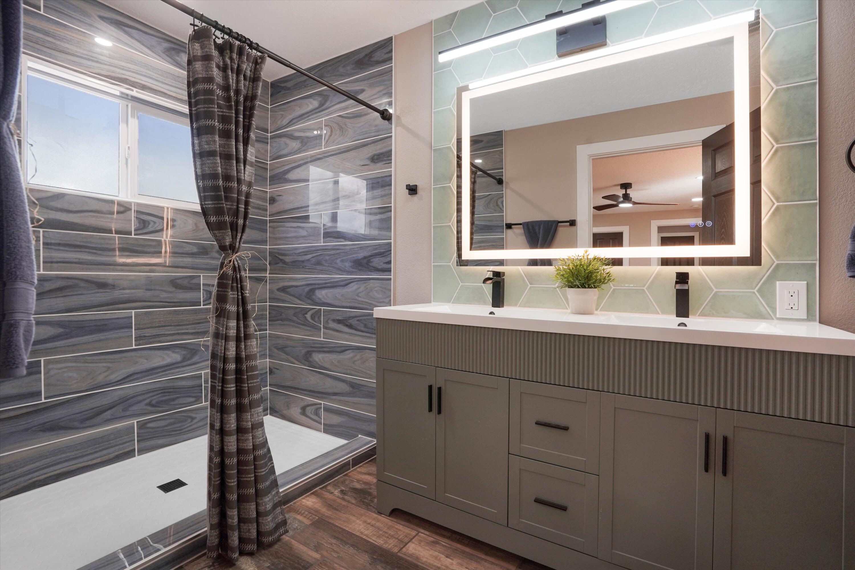 812 Valencia Drive NE