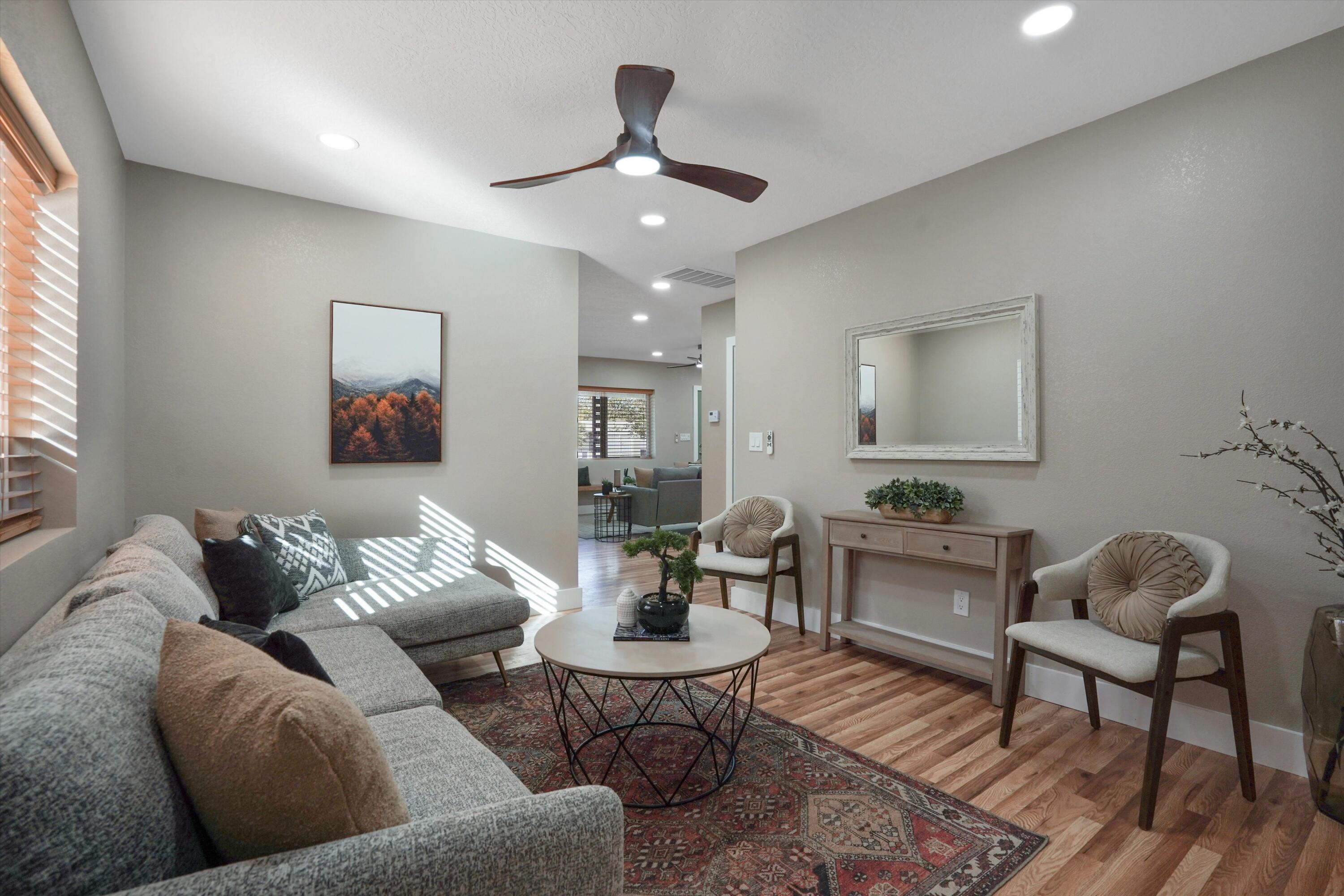 812 Valencia Drive NE