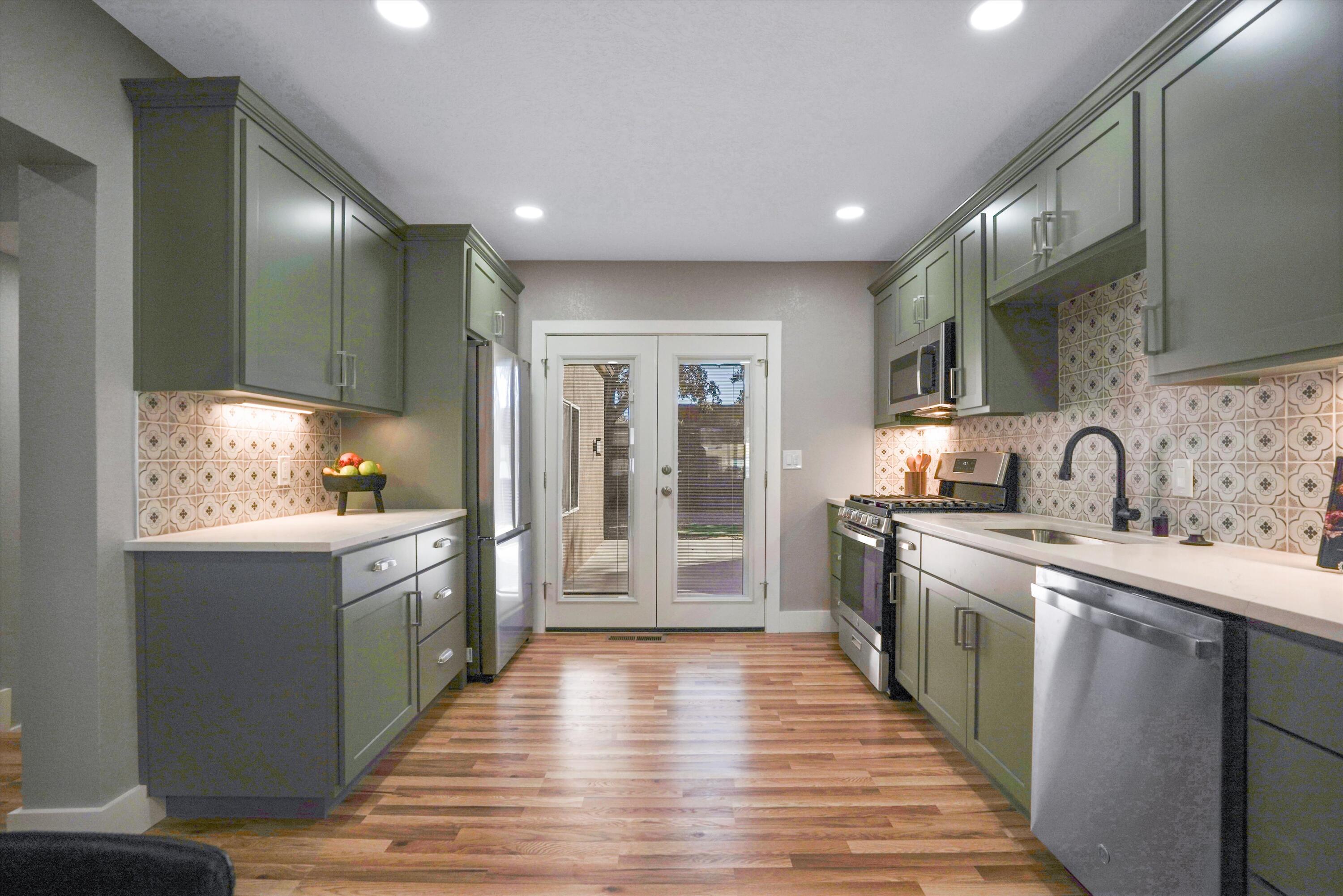 812 Valencia Drive NE