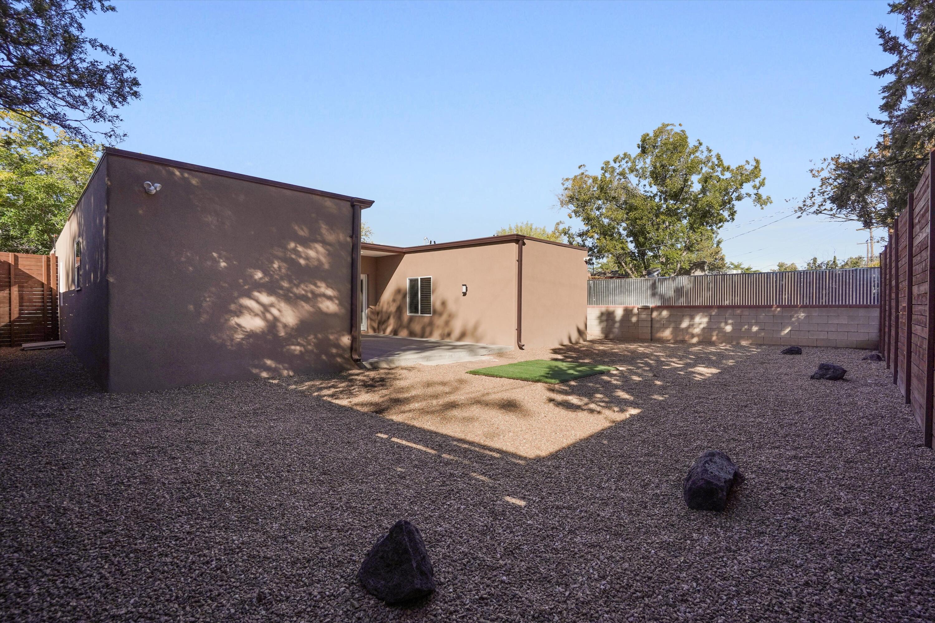 812 Valencia Drive NE