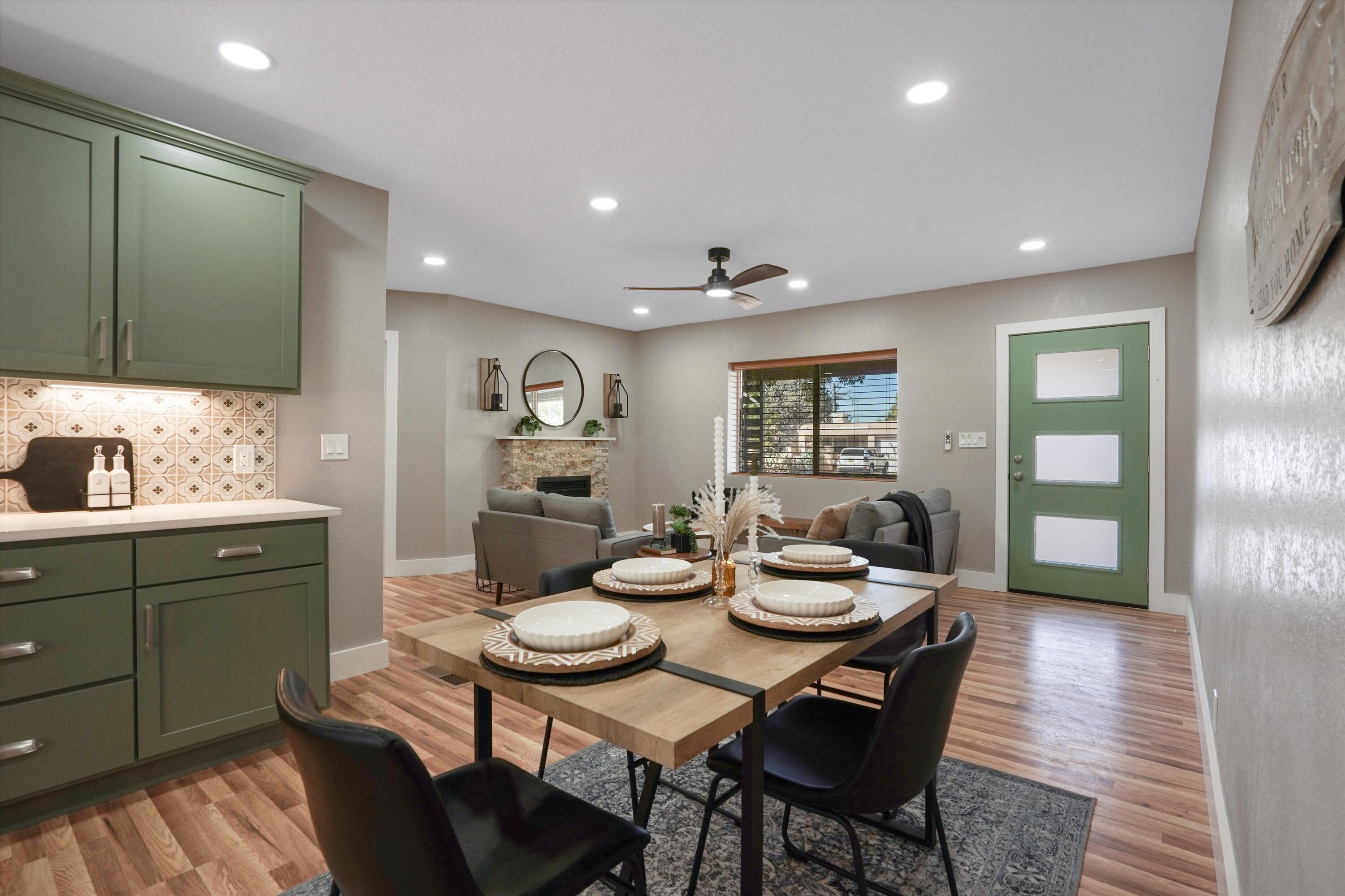 812 Valencia Drive NE