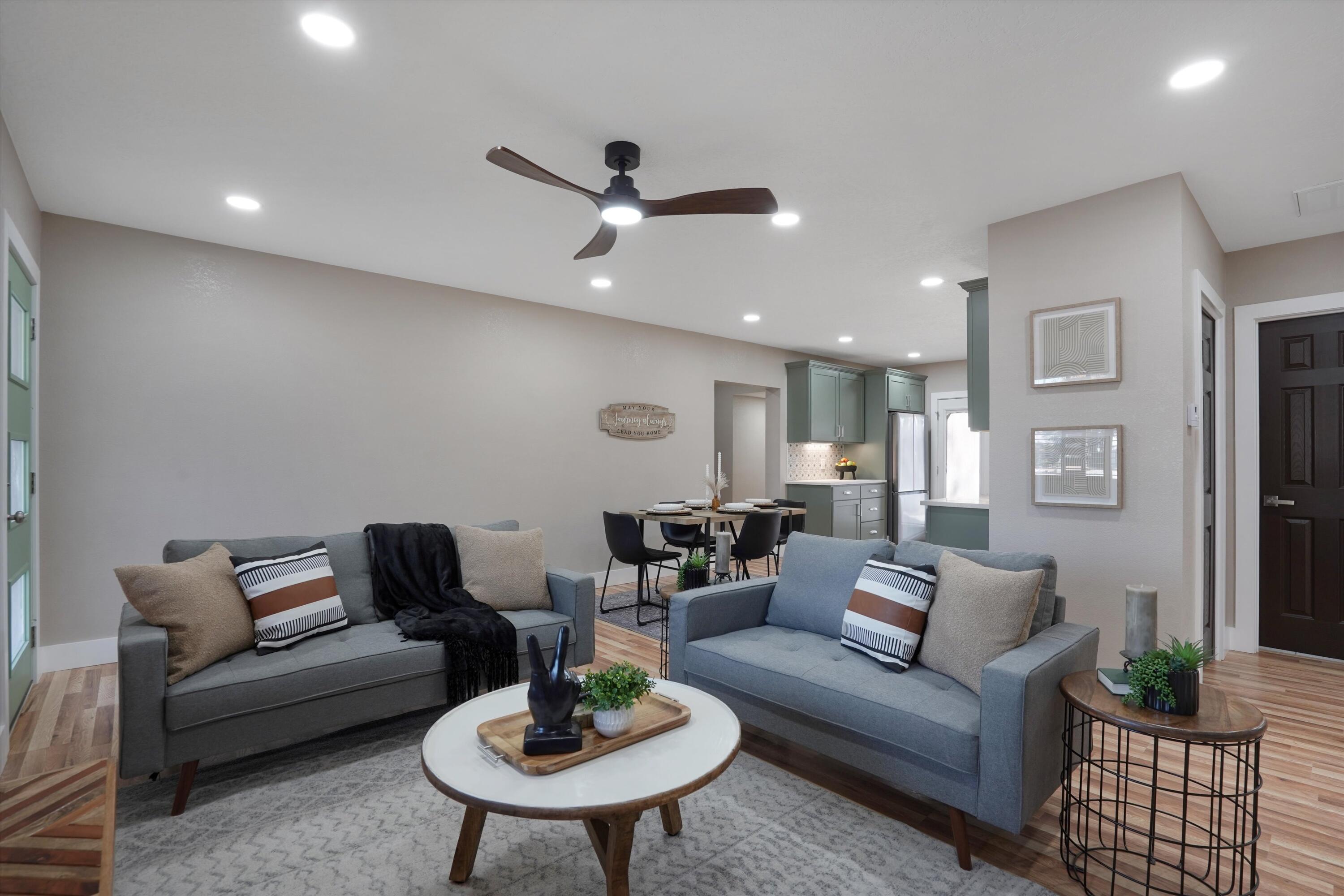 812 Valencia Drive NE