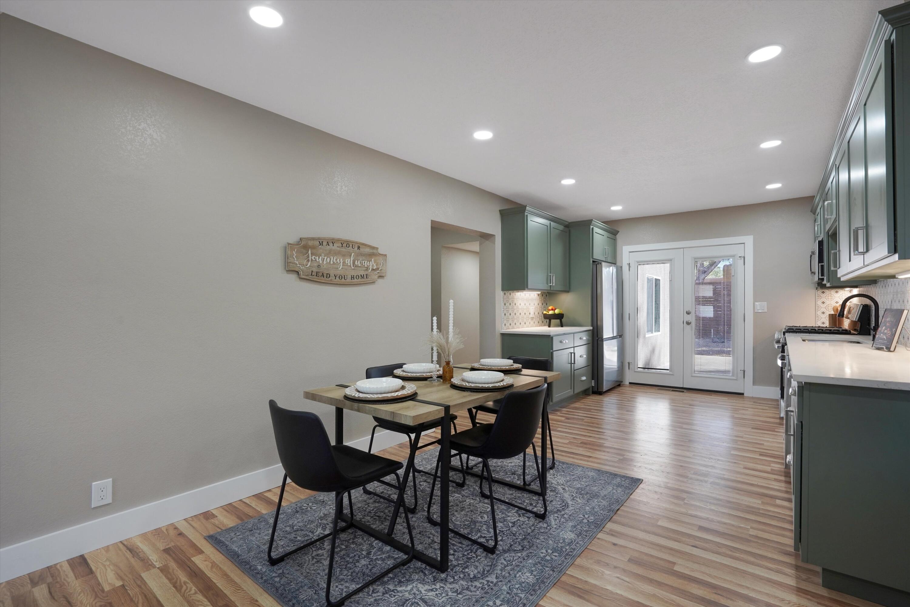 812 Valencia Drive NE