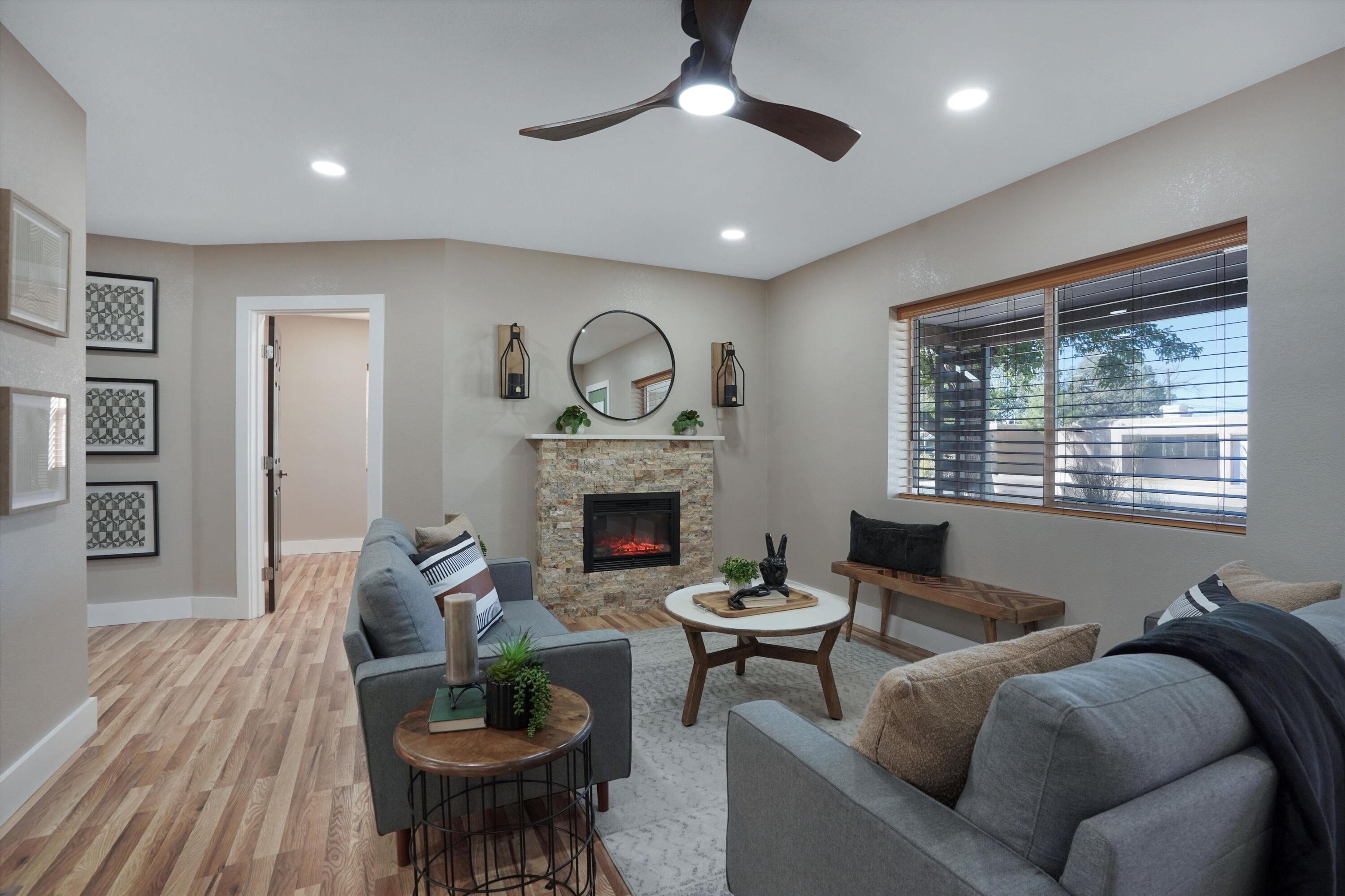 812 Valencia Drive NE