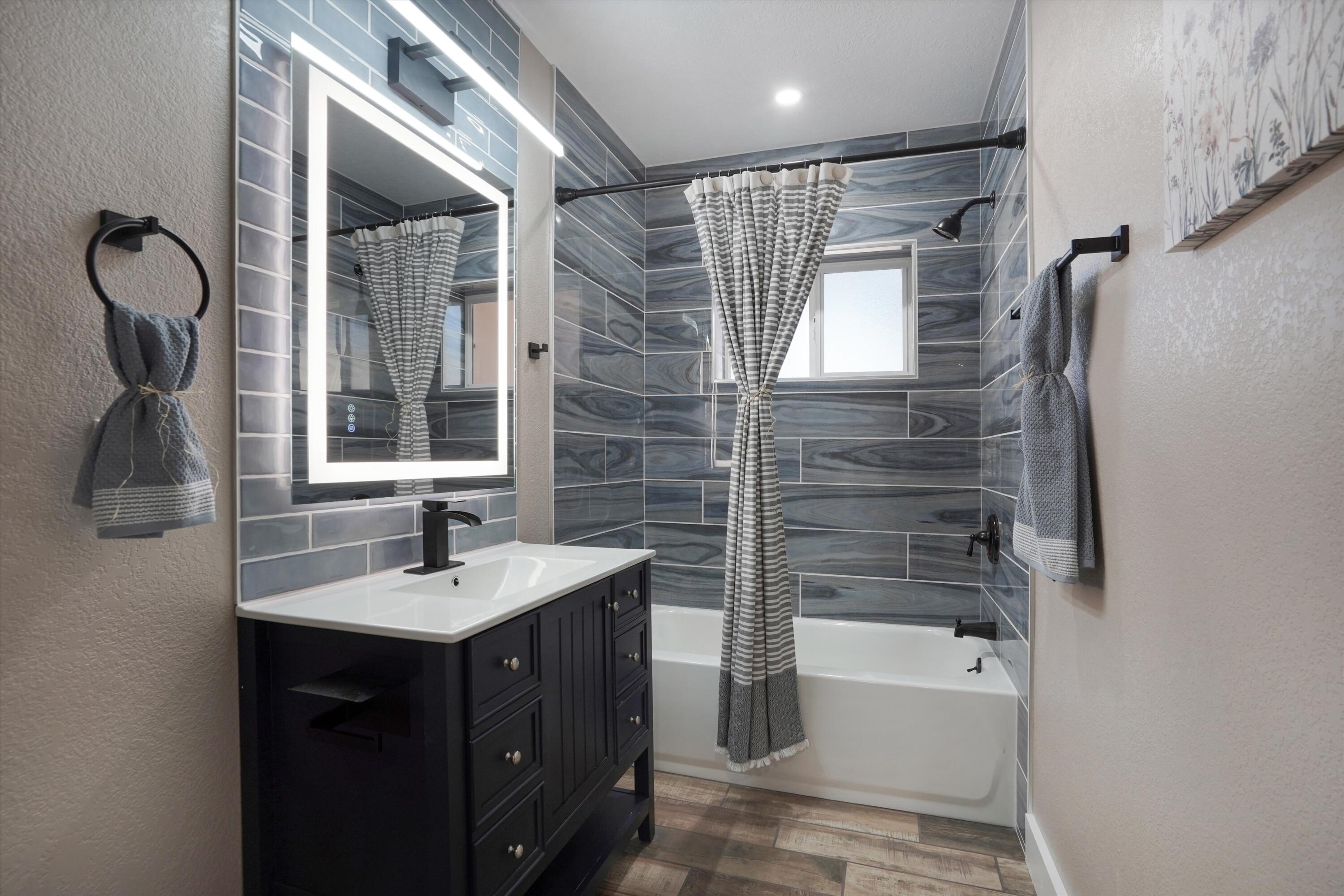 812 Valencia Drive NE