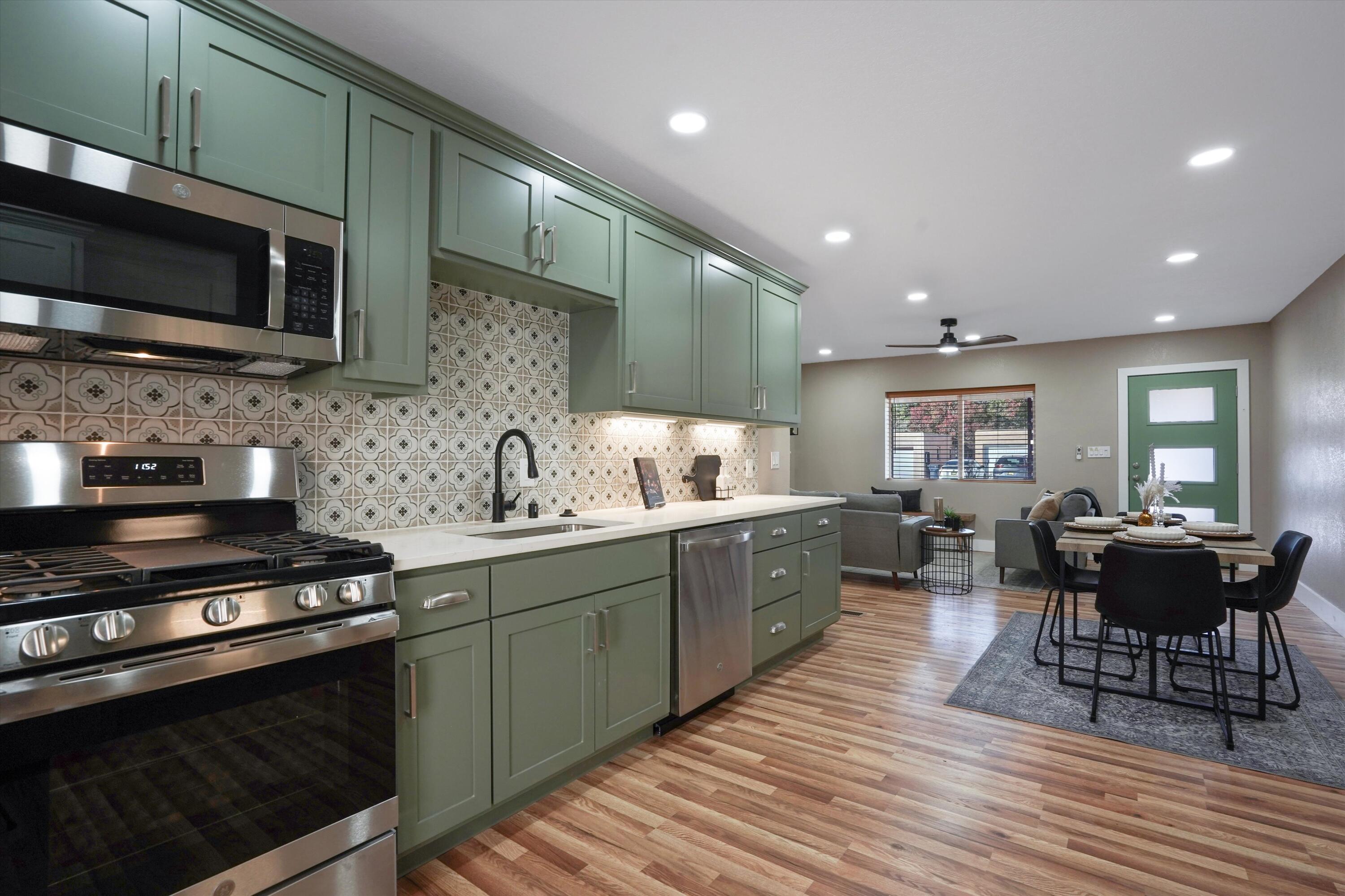 812 Valencia Drive NE