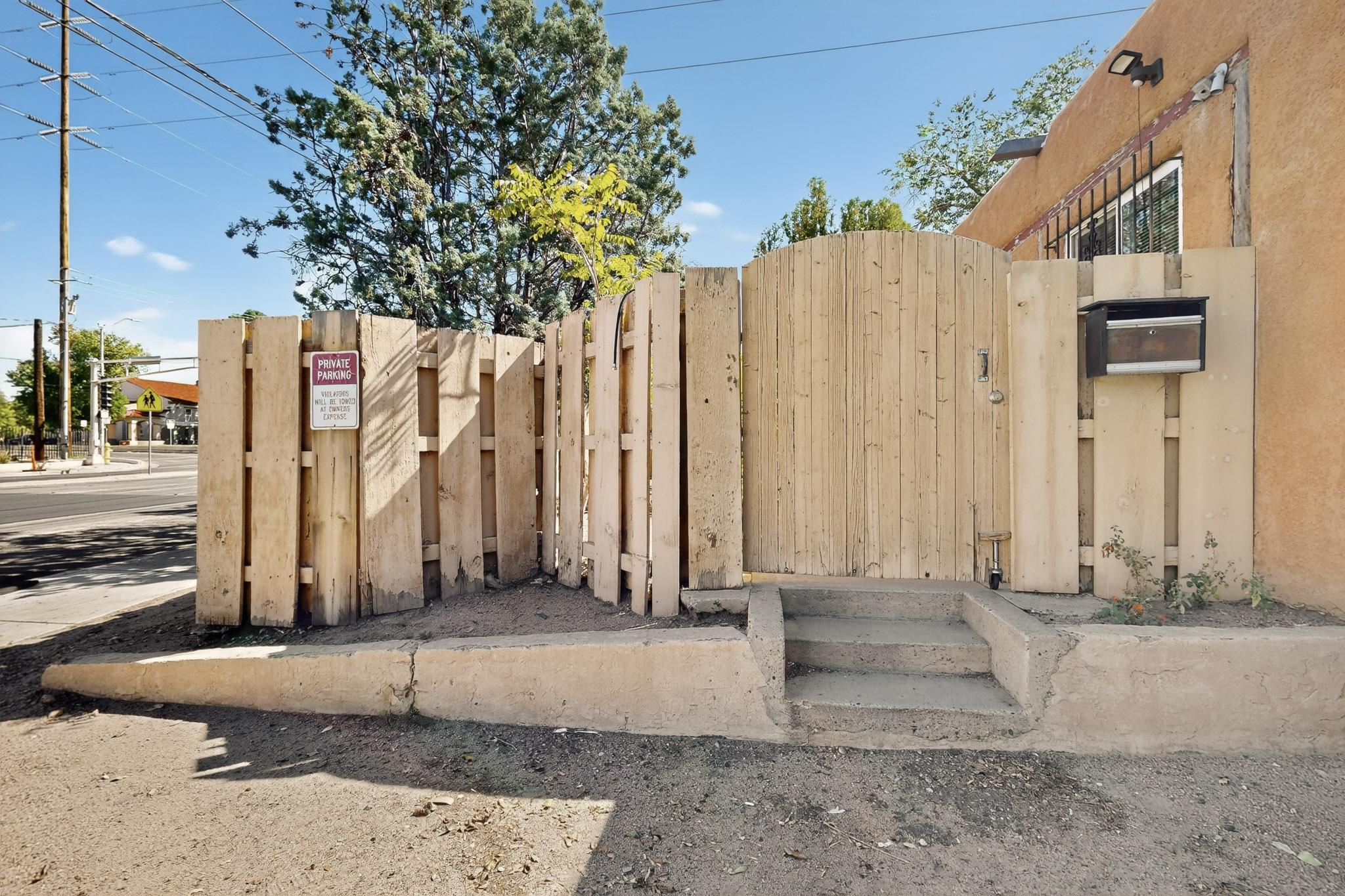 619 Girard Boulevard NE