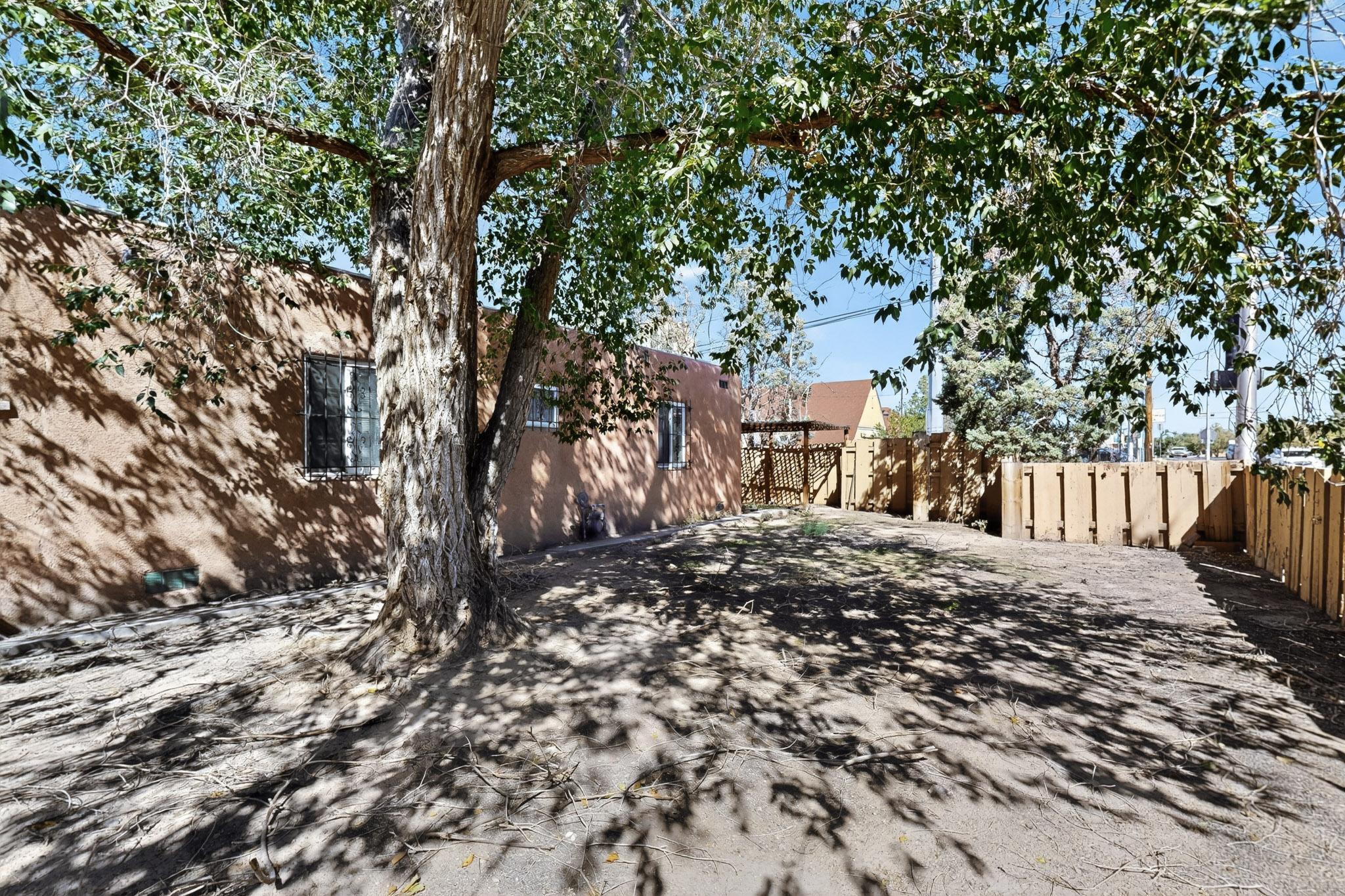 619 Girard Boulevard NE