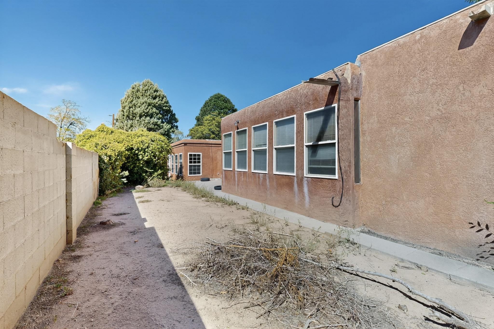 619 Girard Boulevard NE