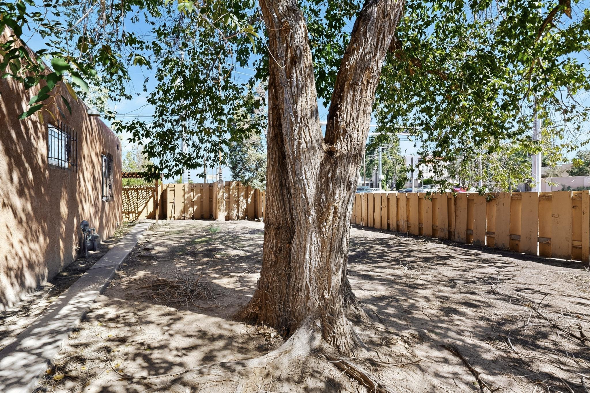 619 Girard Boulevard NE