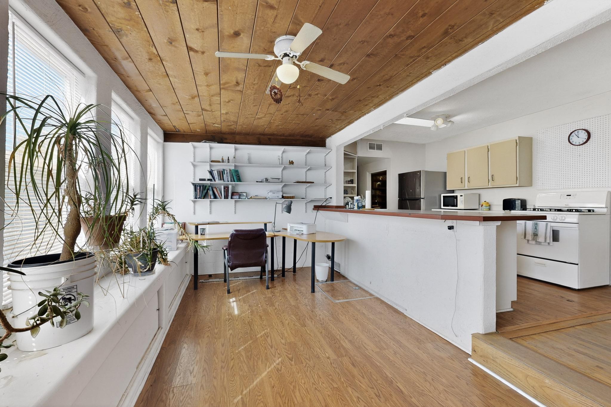 619 Girard Boulevard NE