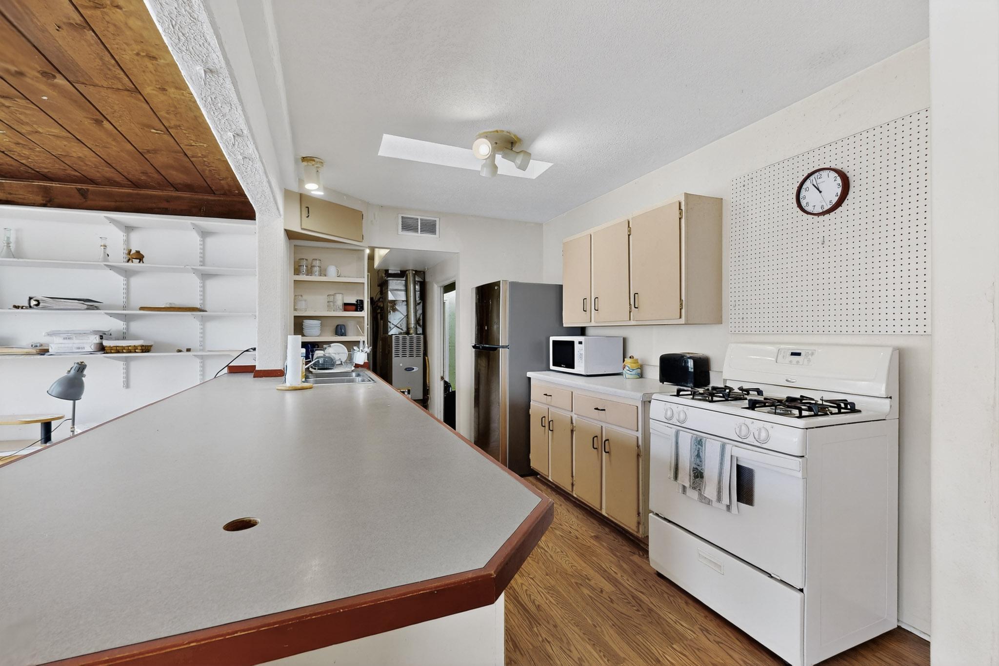 619 Girard Boulevard NE