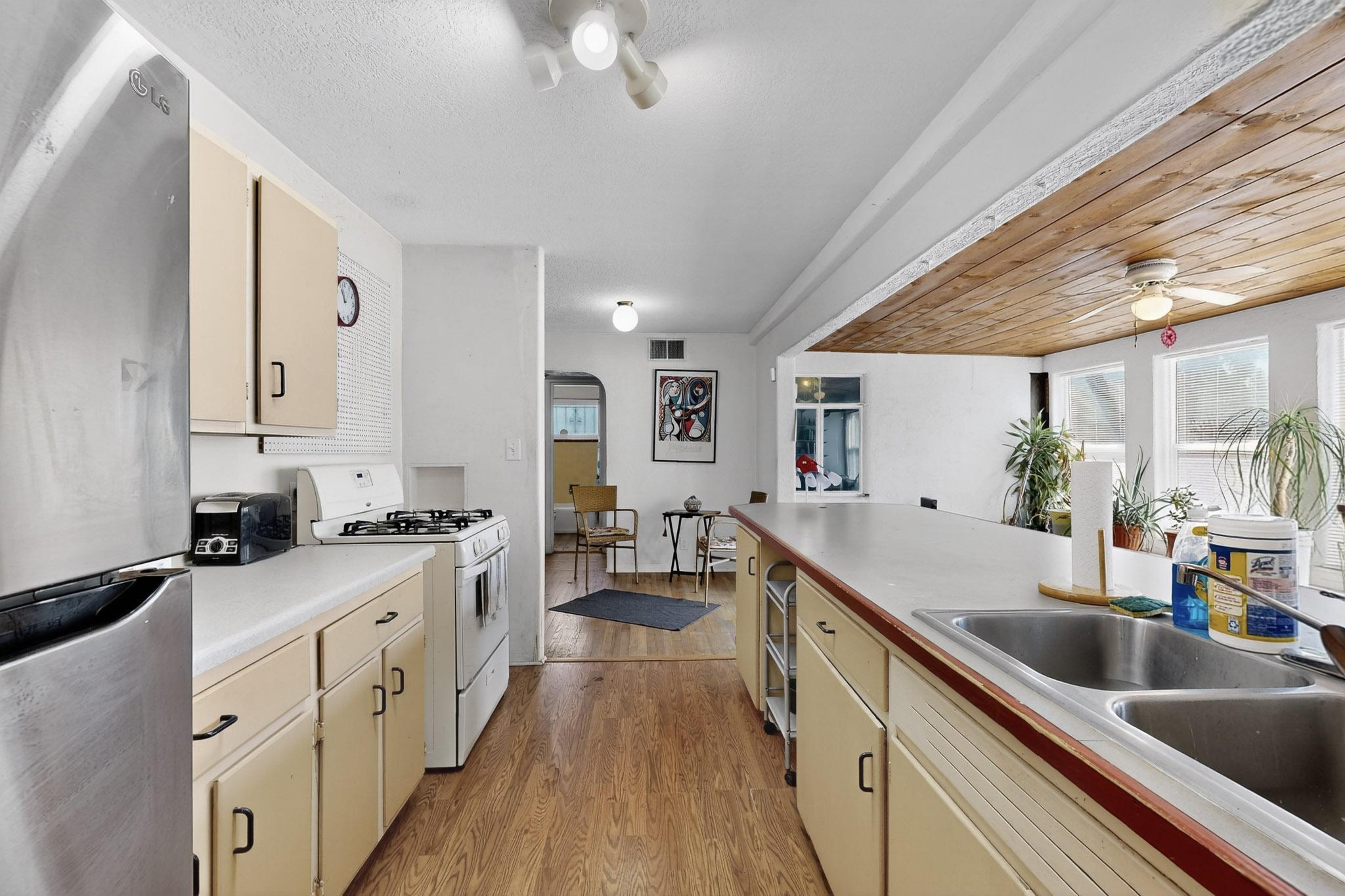 619 Girard Boulevard NE