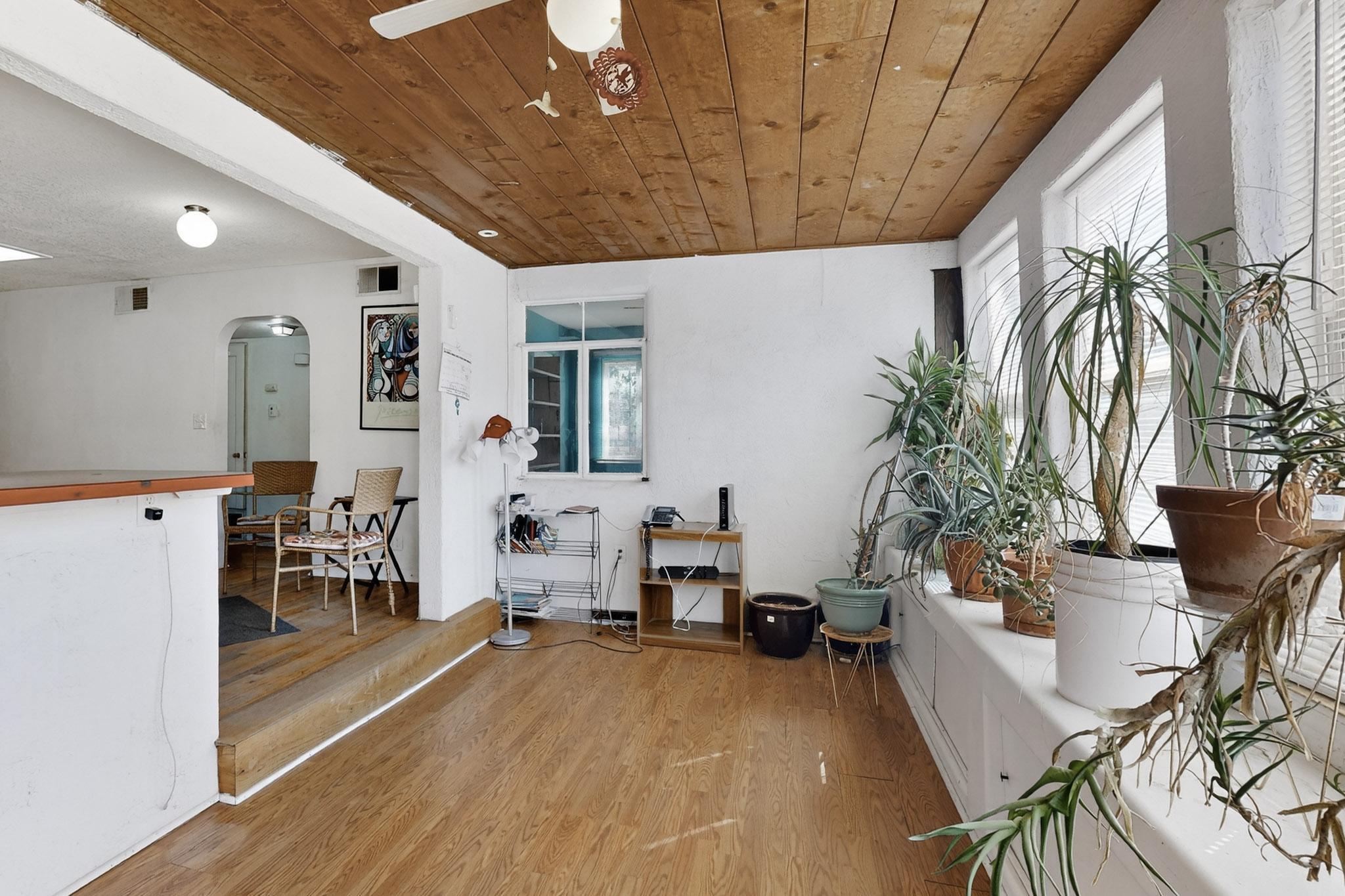 619 Girard Boulevard NE