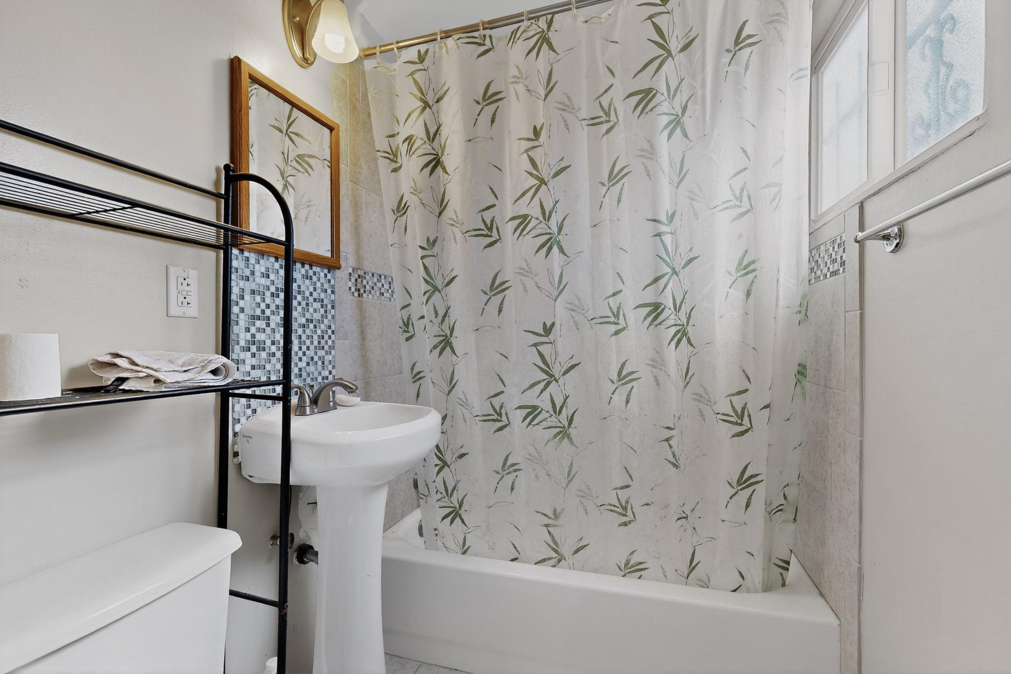 619 Girard Boulevard NE