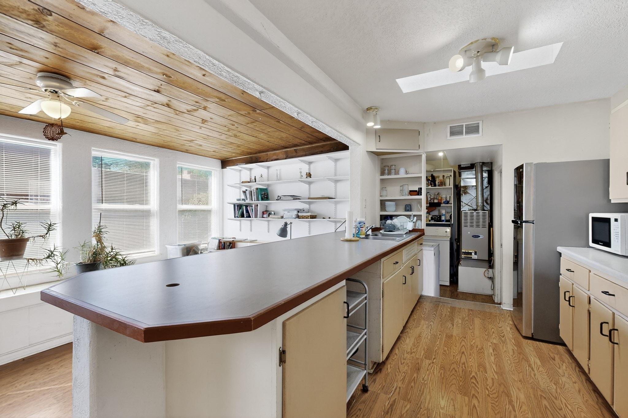 619 Girard Boulevard NE