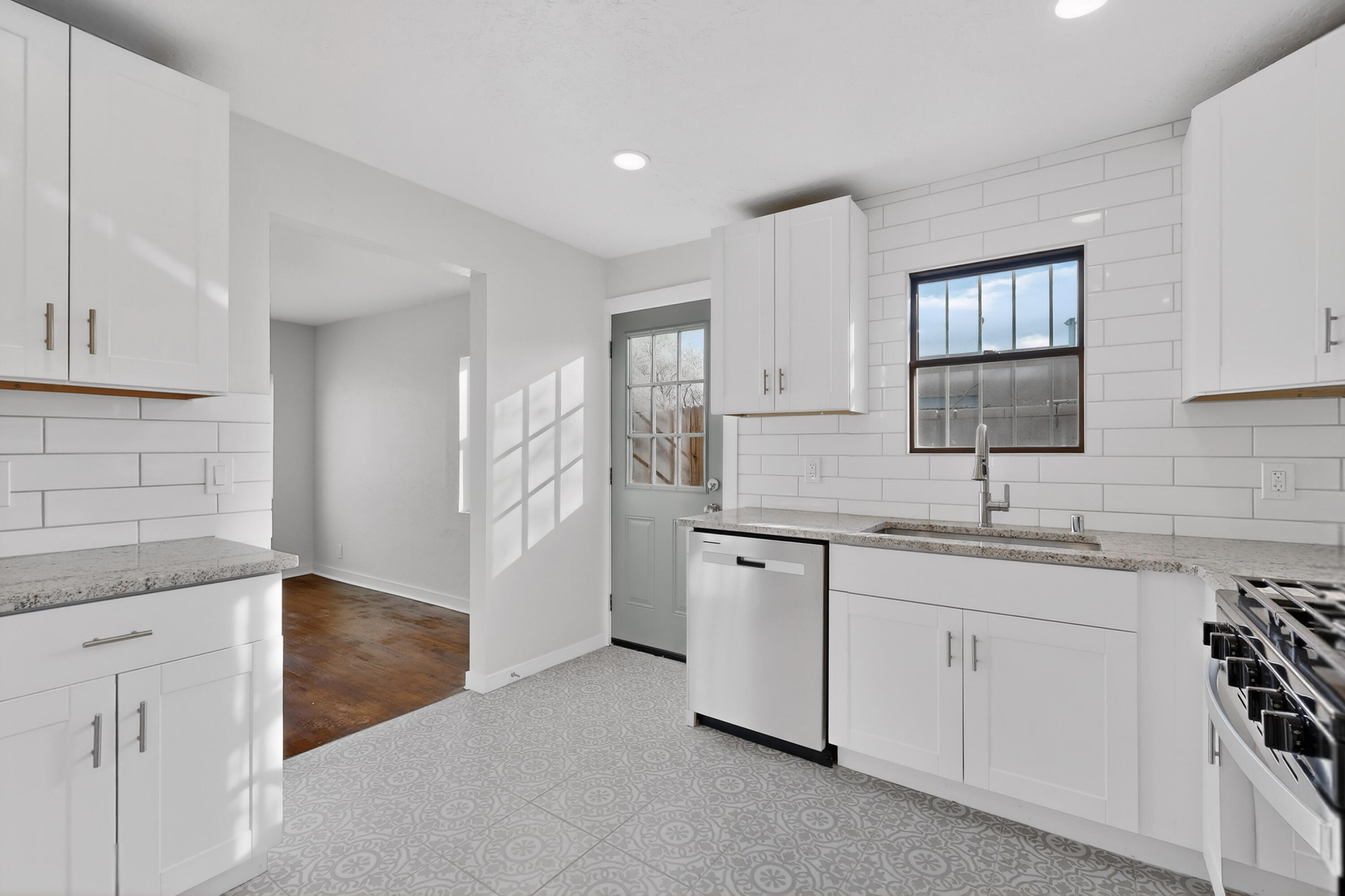 902 Headingly Avenue NW