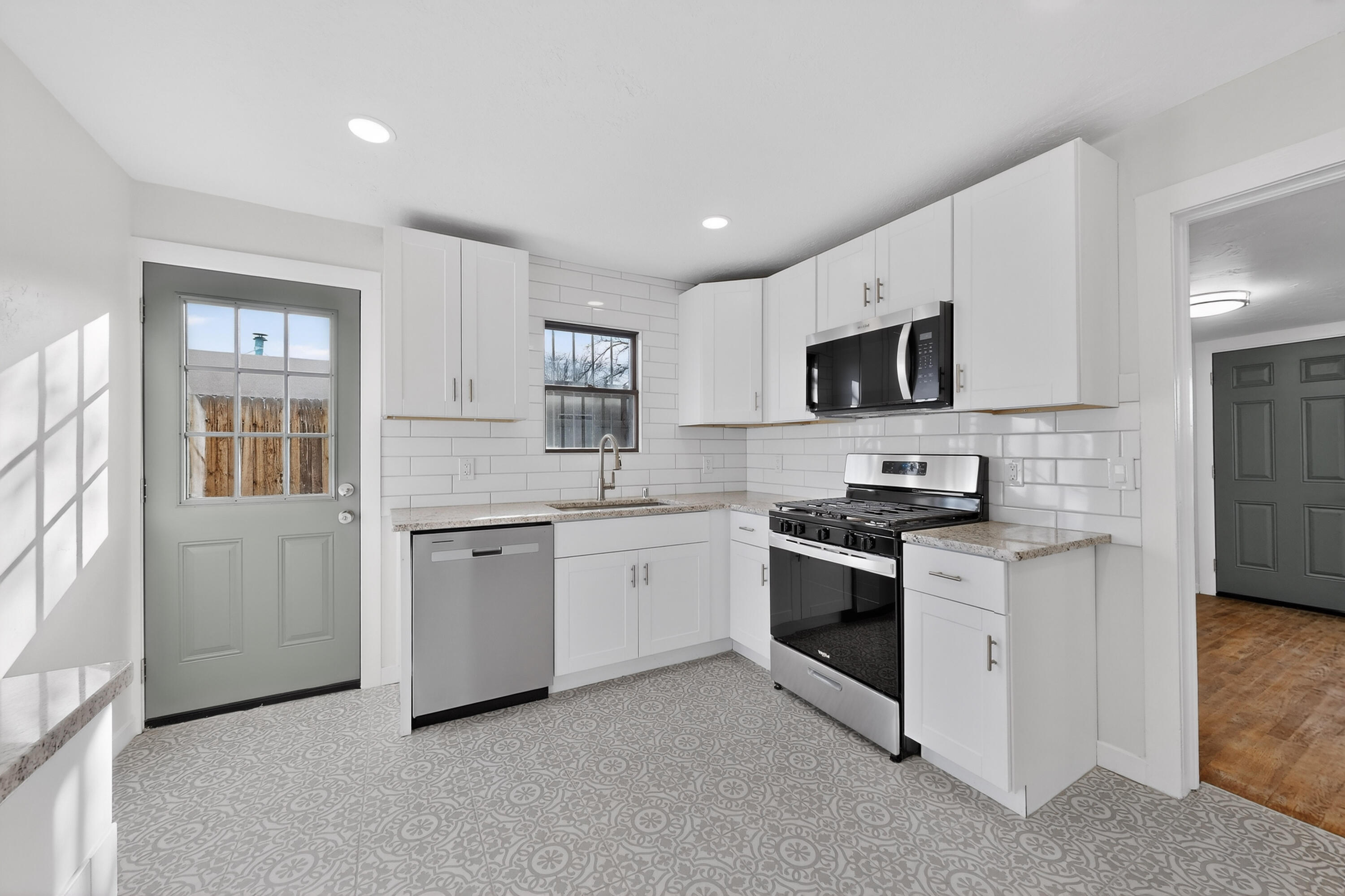 902 Headingly Avenue NW