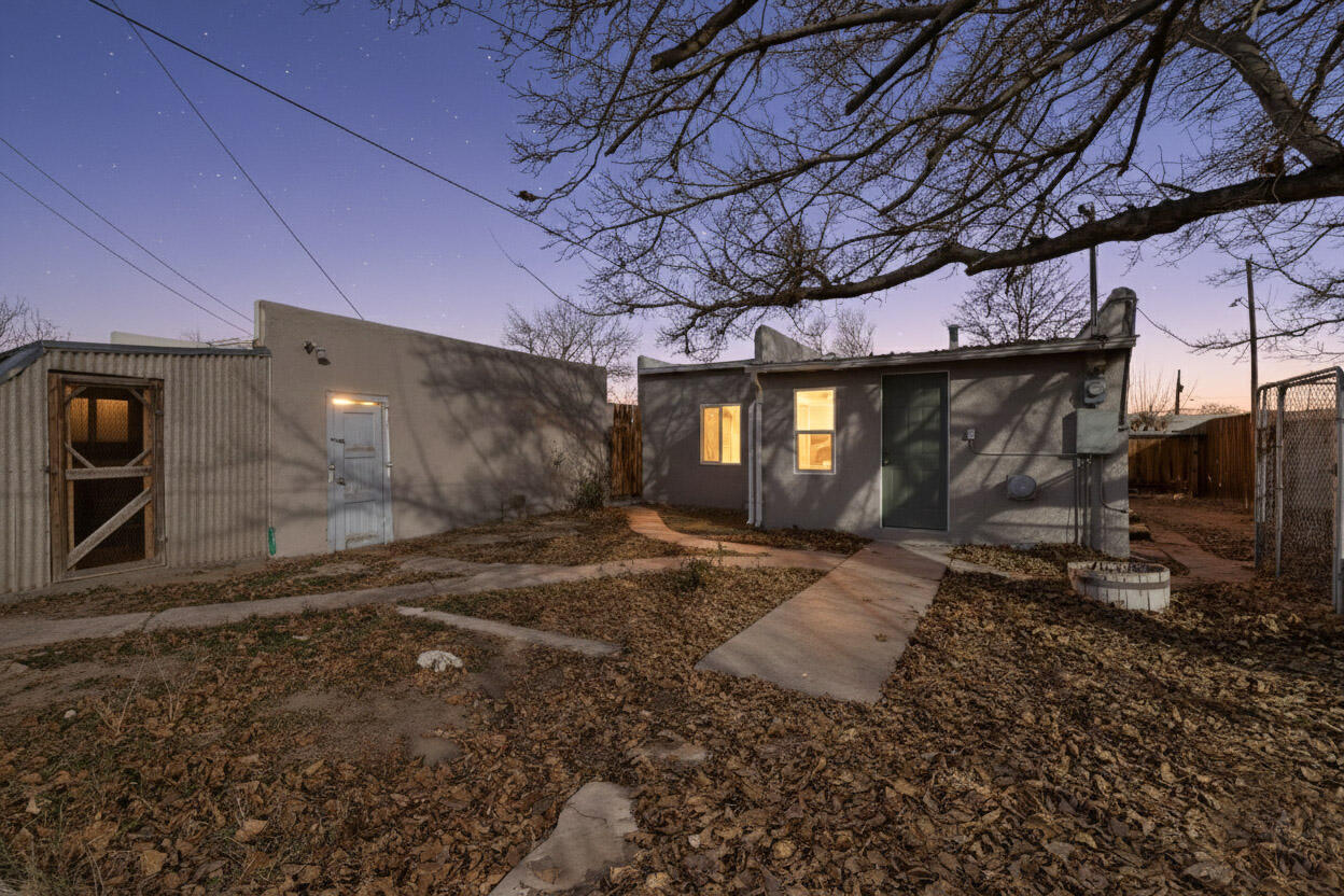 902 Headingly Avenue NW