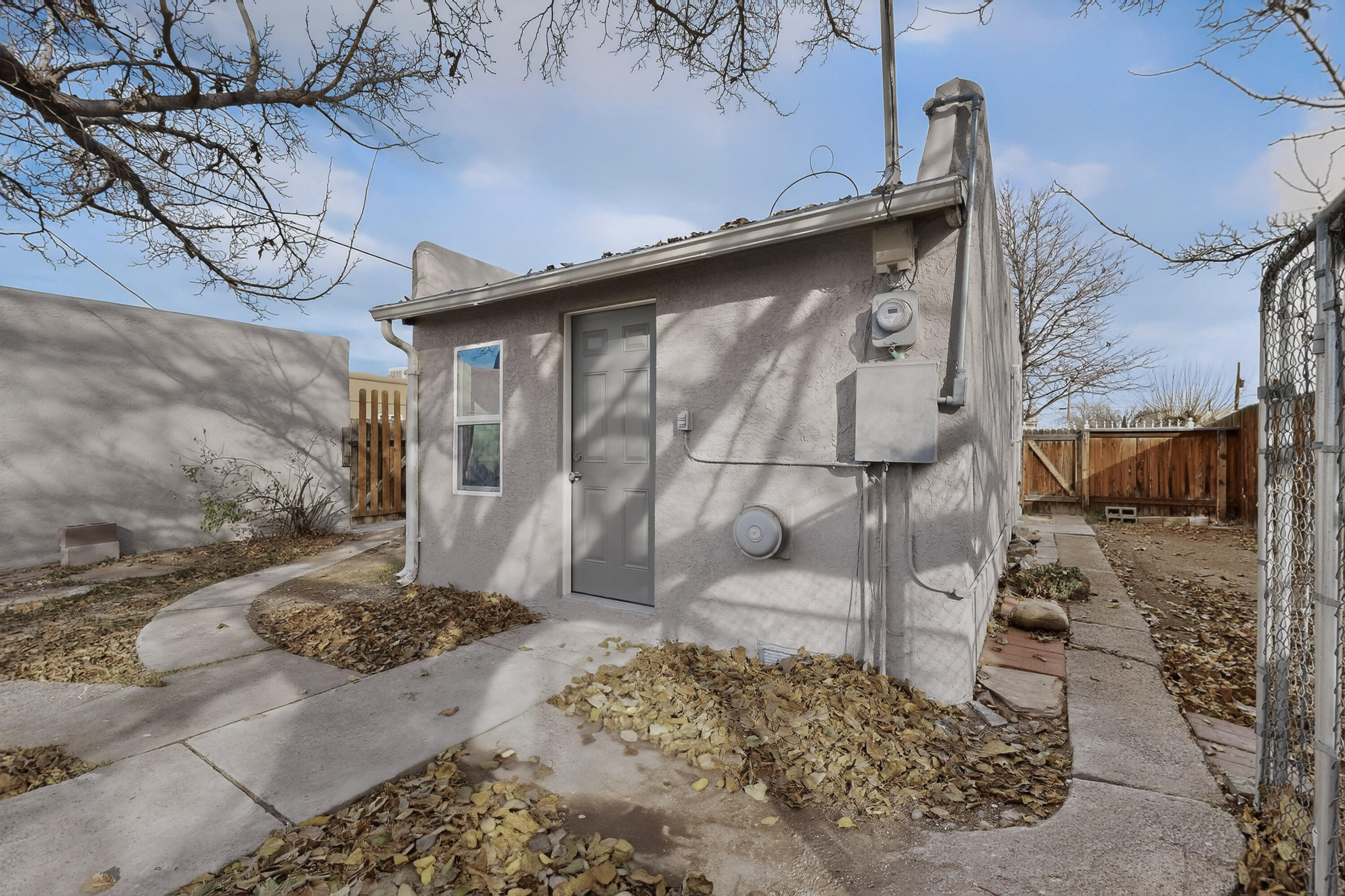 902 Headingly Avenue NW