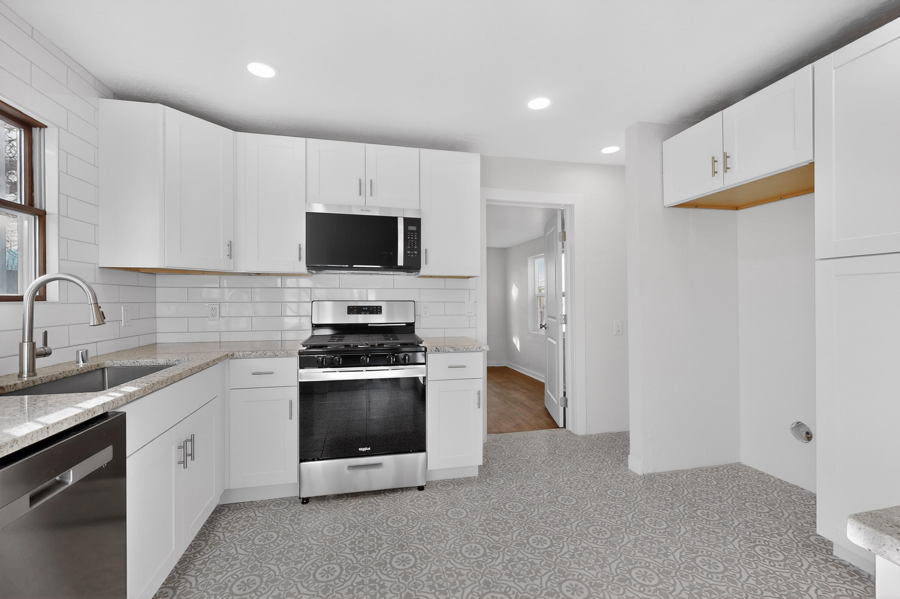 902 Headingly Avenue NW