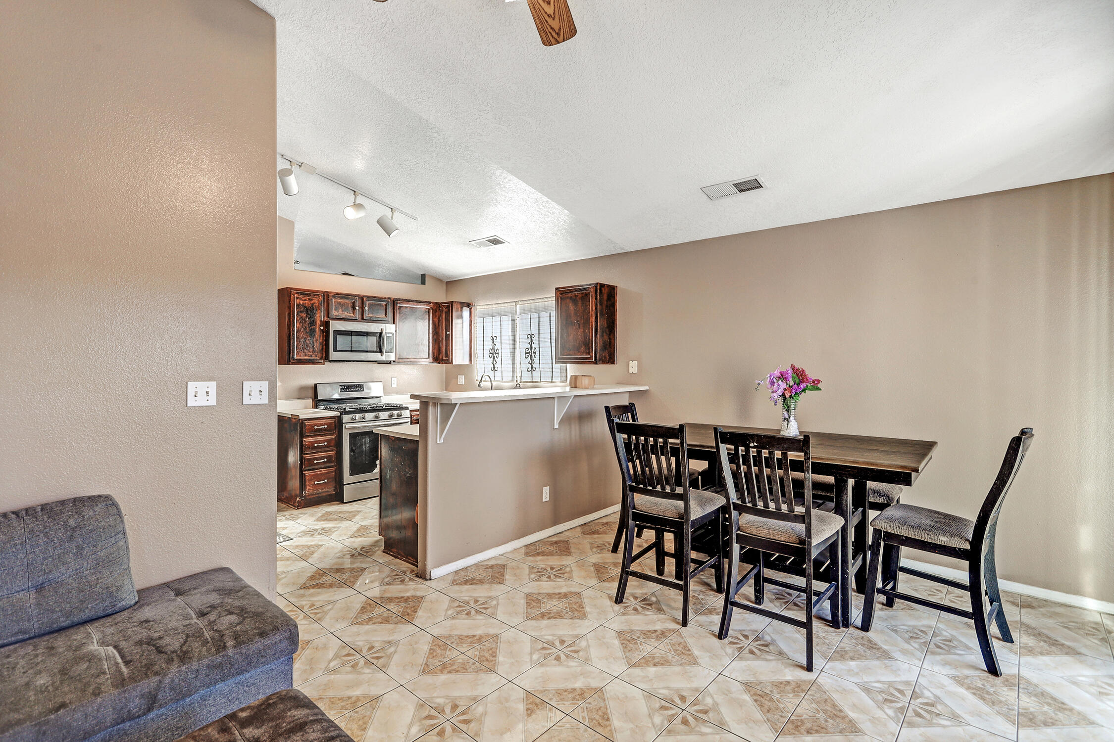 463 Sunrise West Drive SW