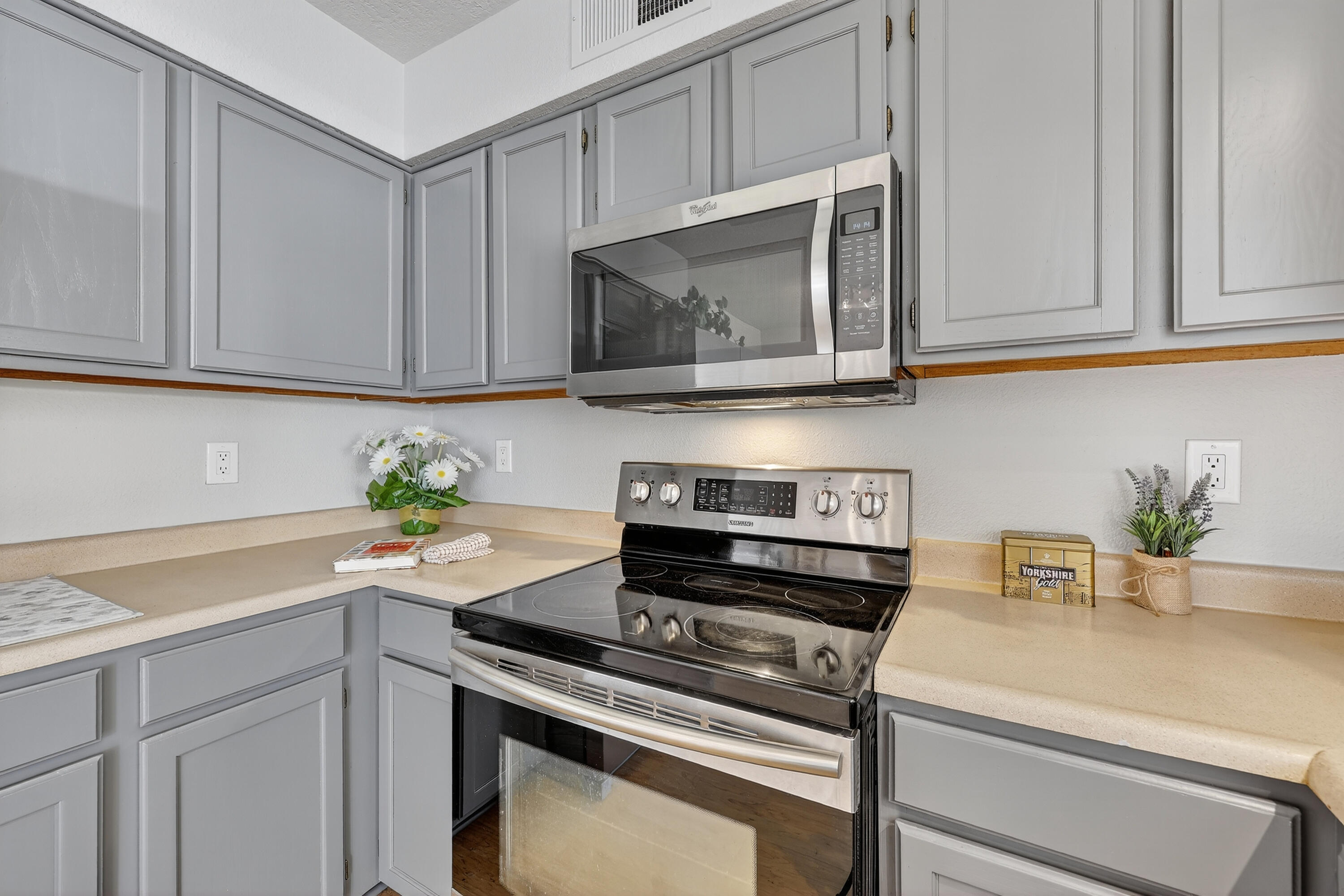 9505 COMANCHE Road NE