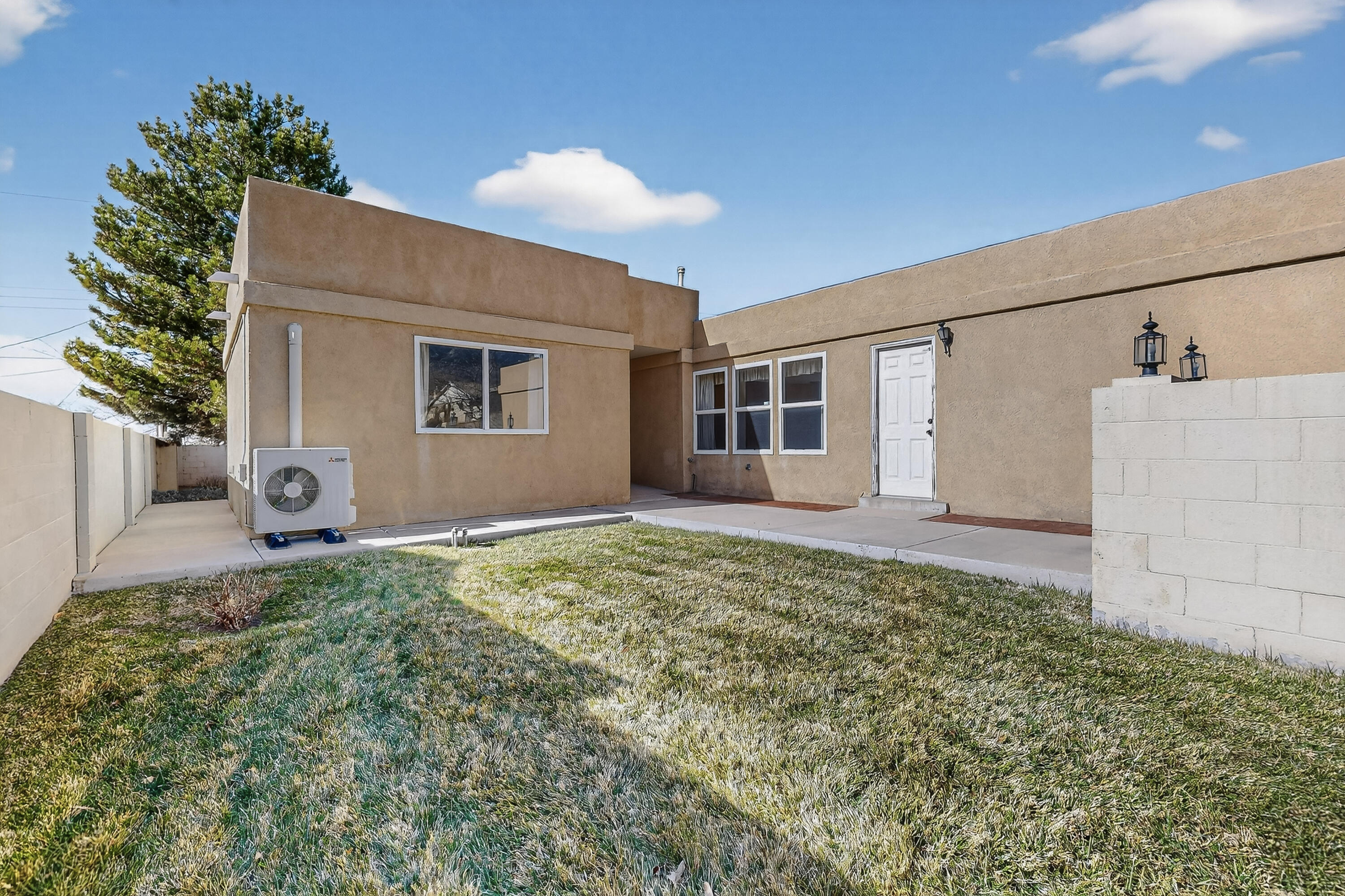 1221 La Charles Drive NE