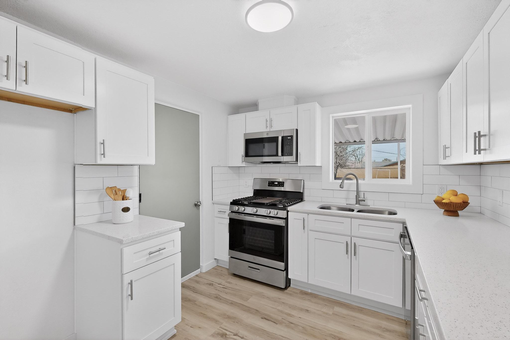 3419 E La Veta Drive NE