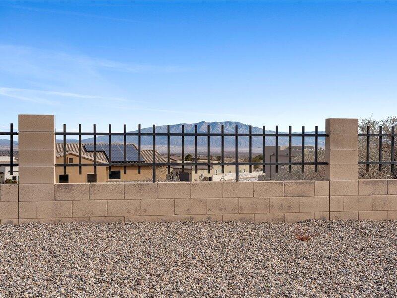 5513 Pikes Peak Loop NE