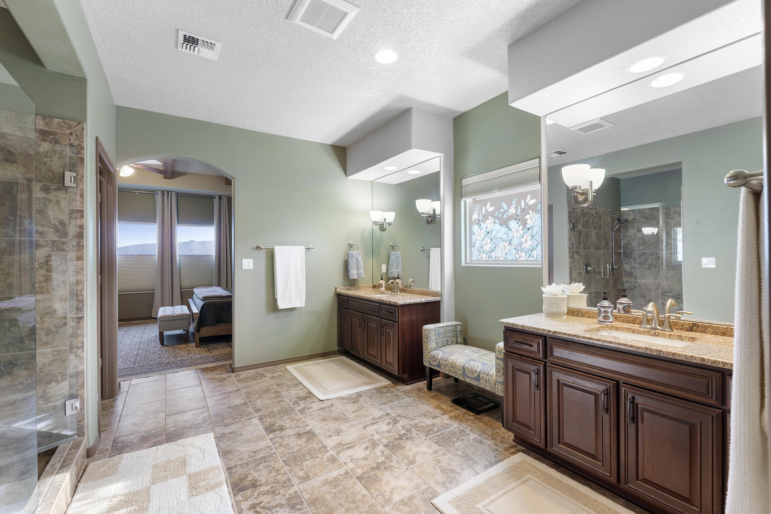 5513 Pikes Peak Loop NE