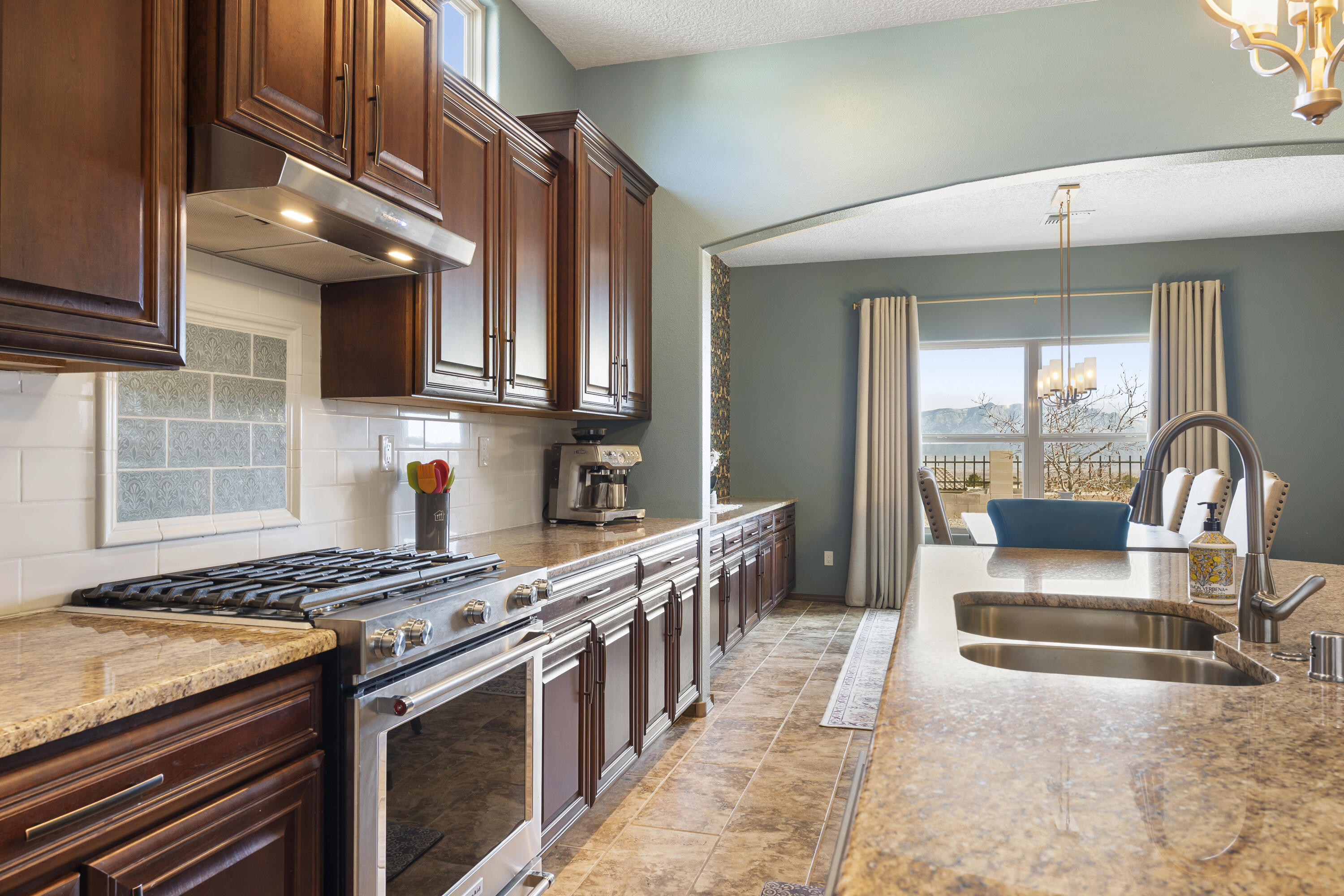 5513 Pikes Peak Loop NE