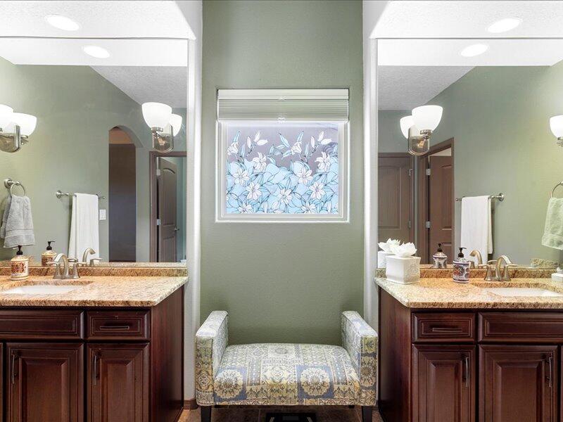 5513 Pikes Peak Loop NE