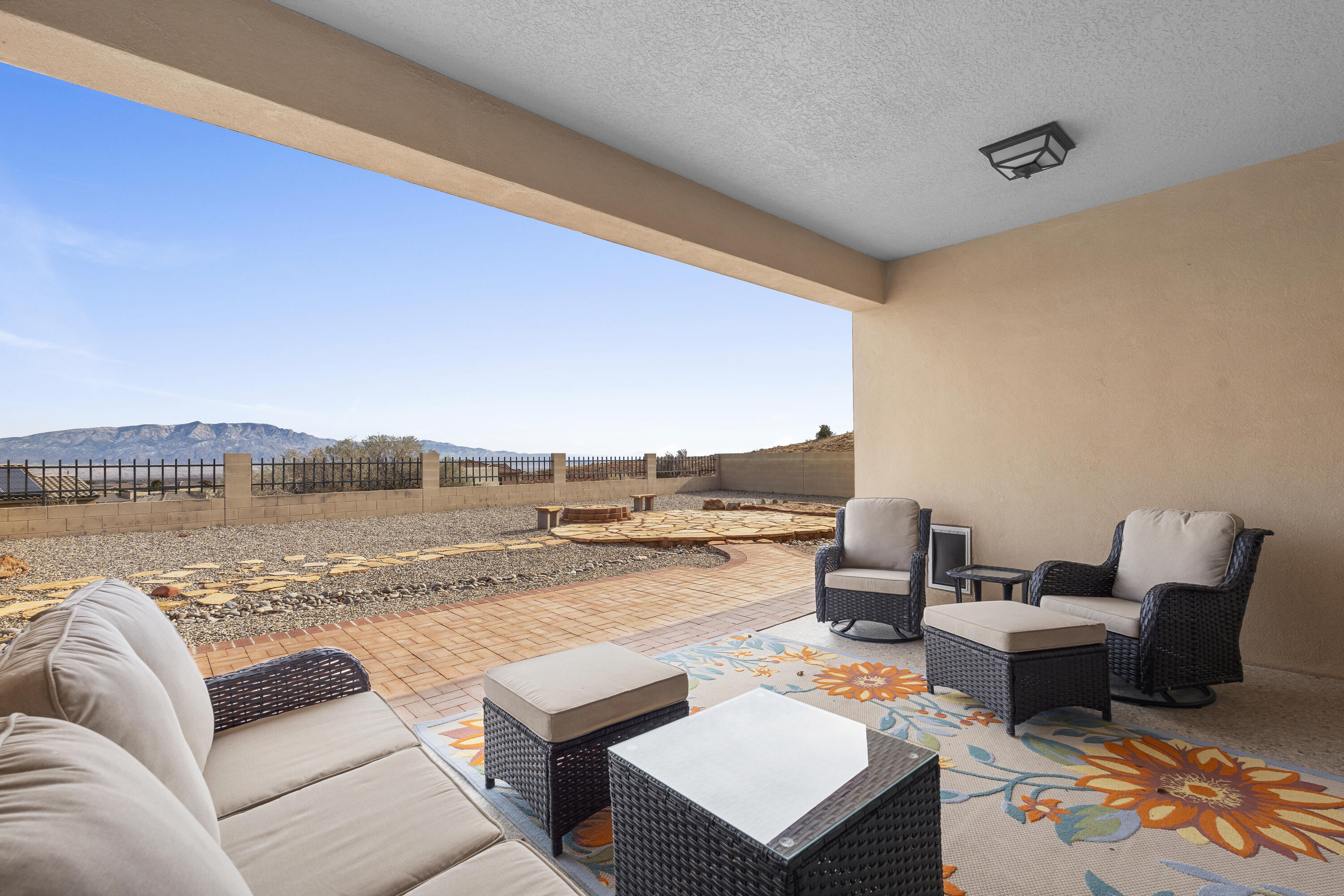 5513 Pikes Peak Loop NE