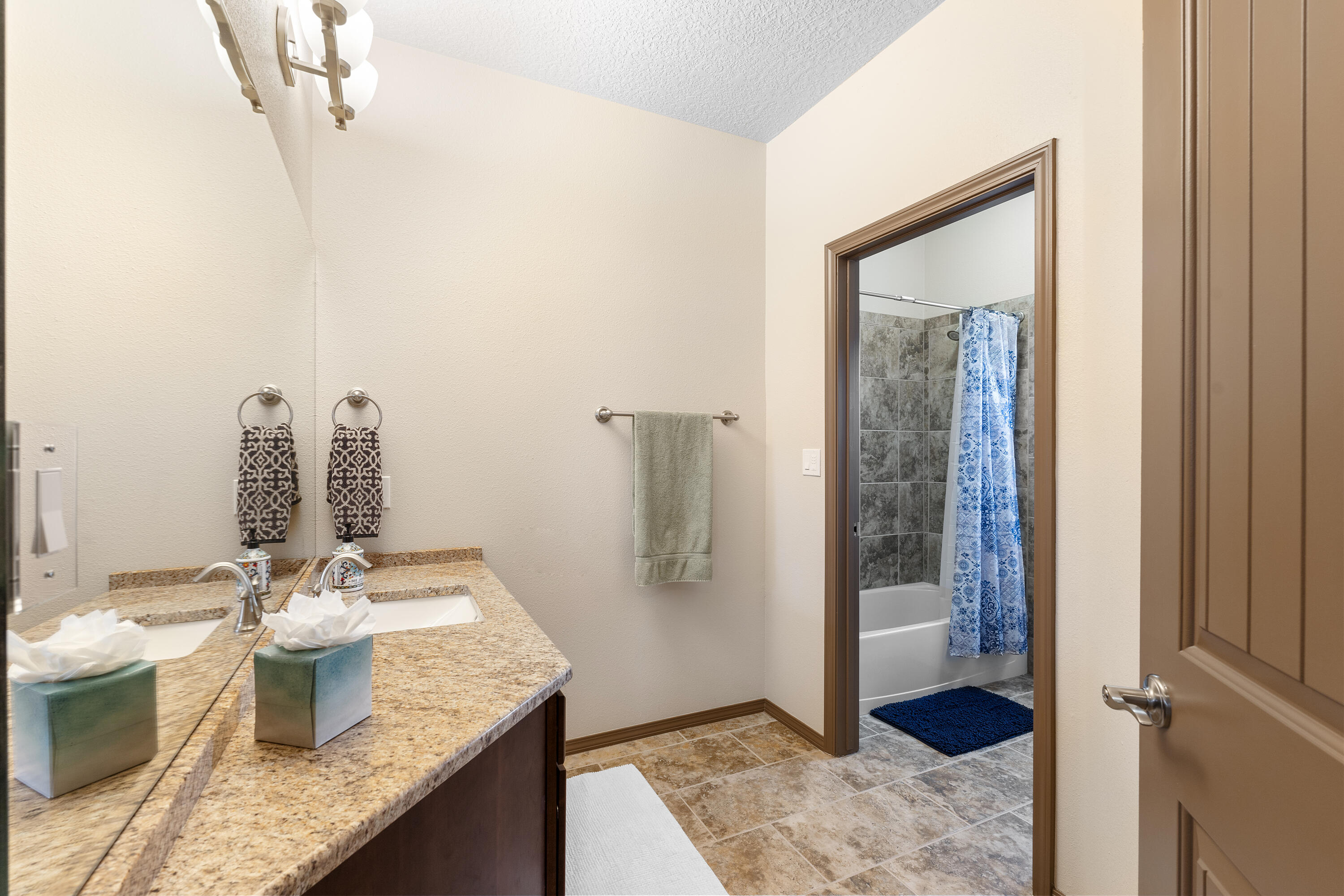 5513 Pikes Peak Loop NE