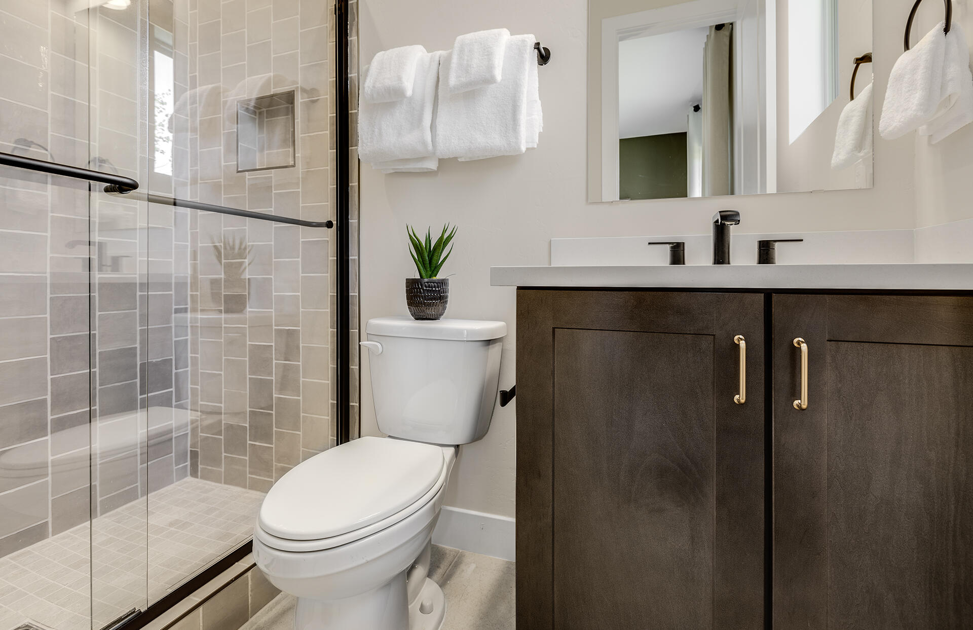 6748 Akademeia Loop NE