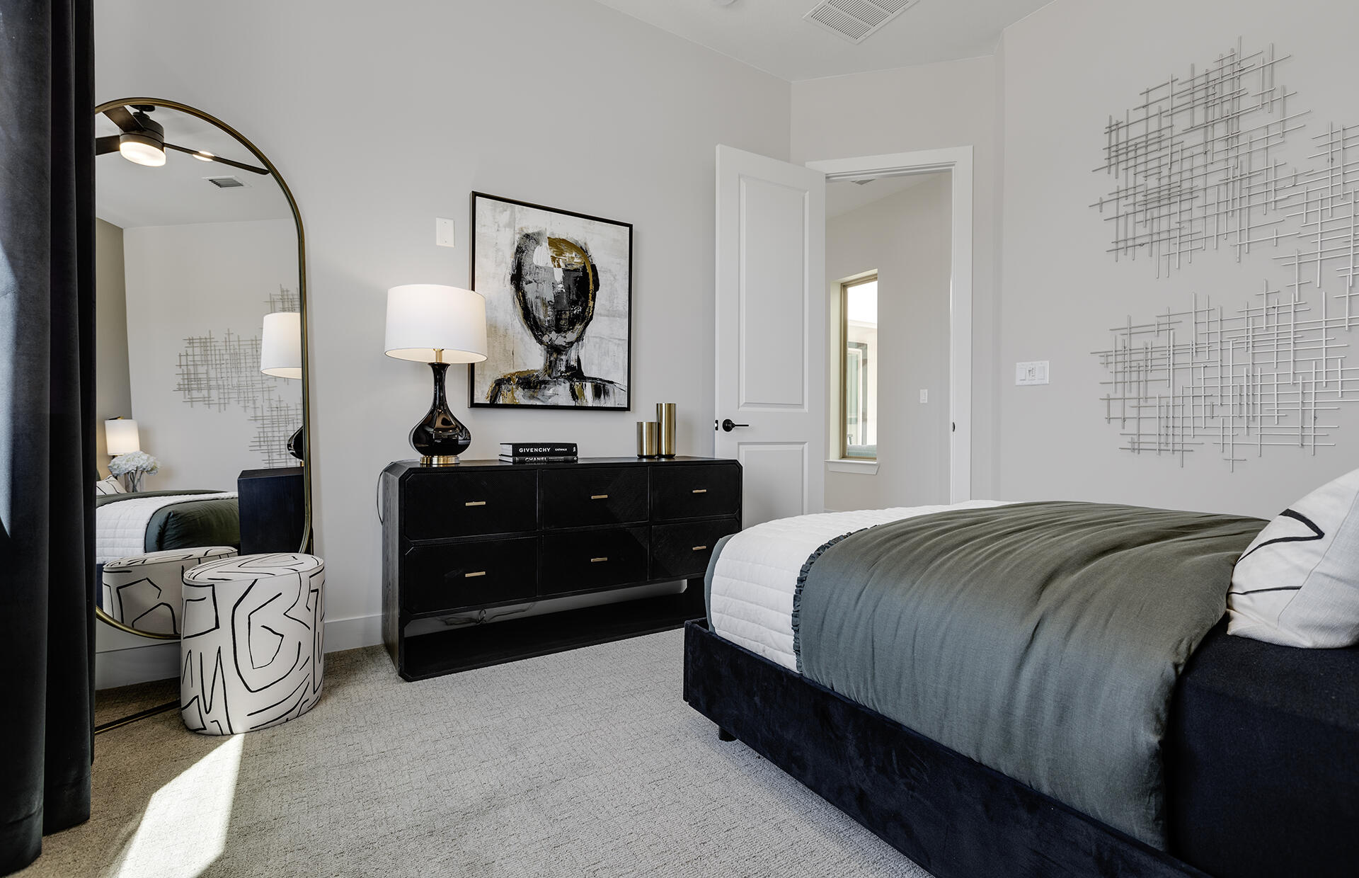 6748 Akademeia Loop NE