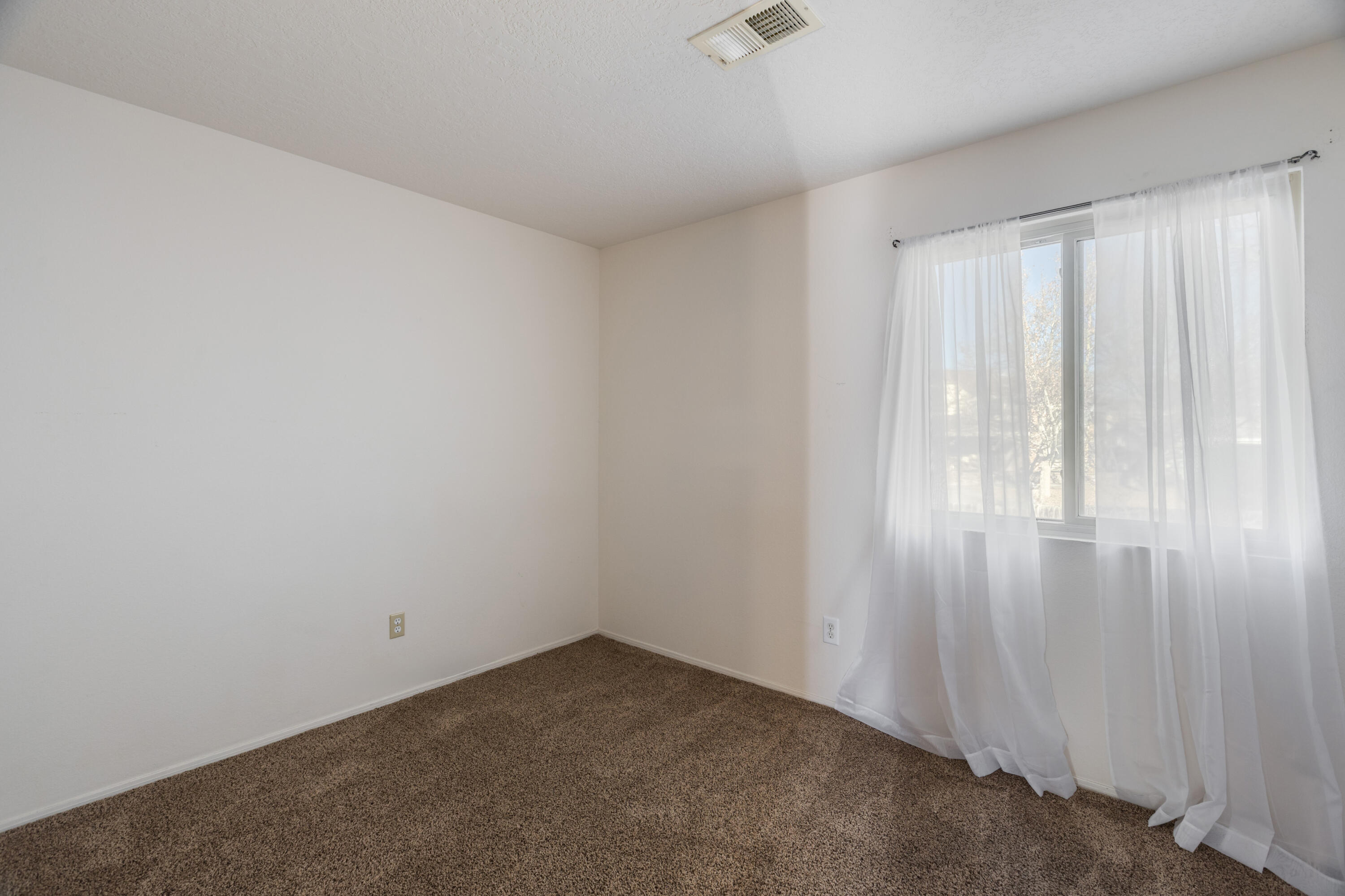 1351 Golden Eye Loop NE