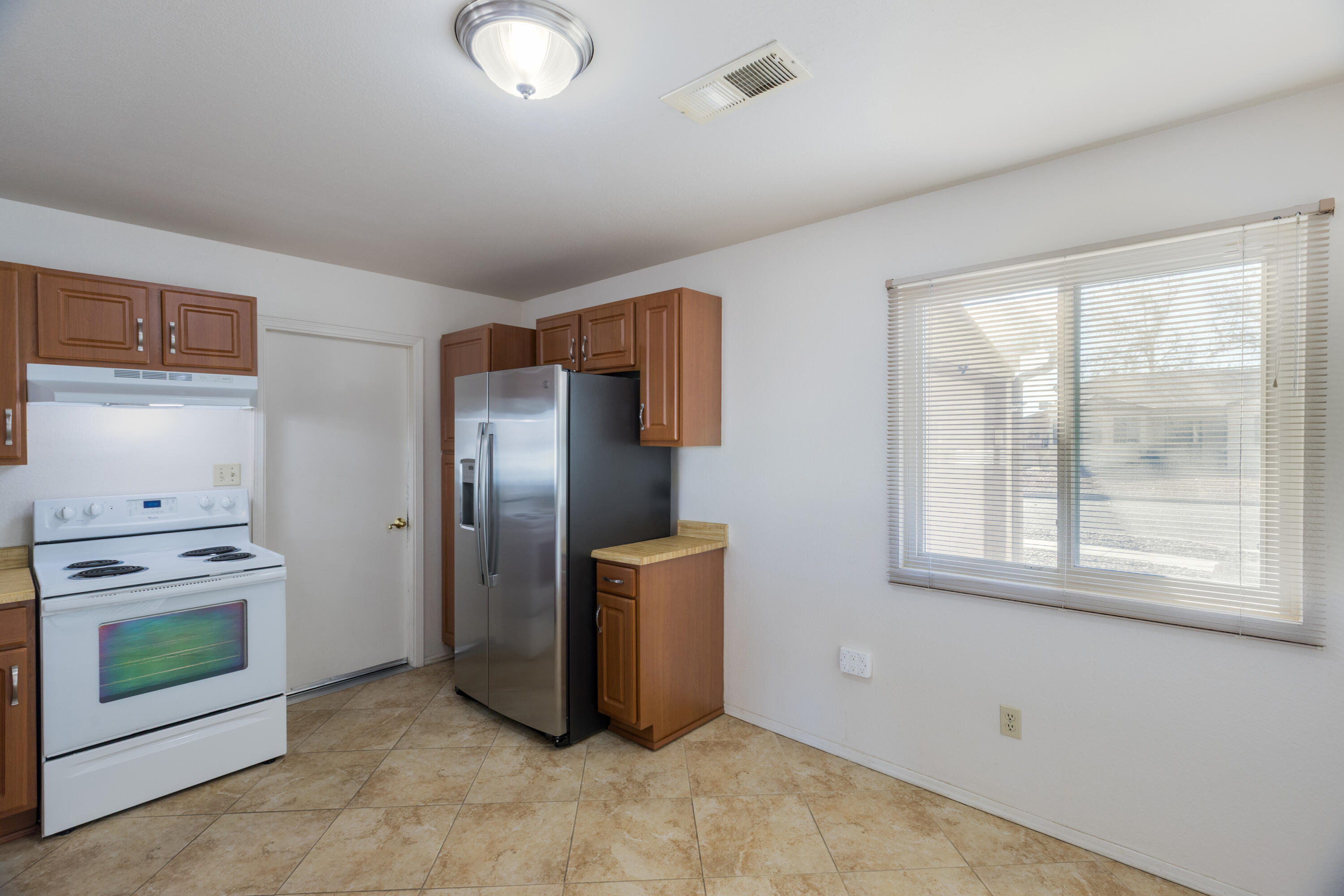 1351 Golden Eye Loop NE