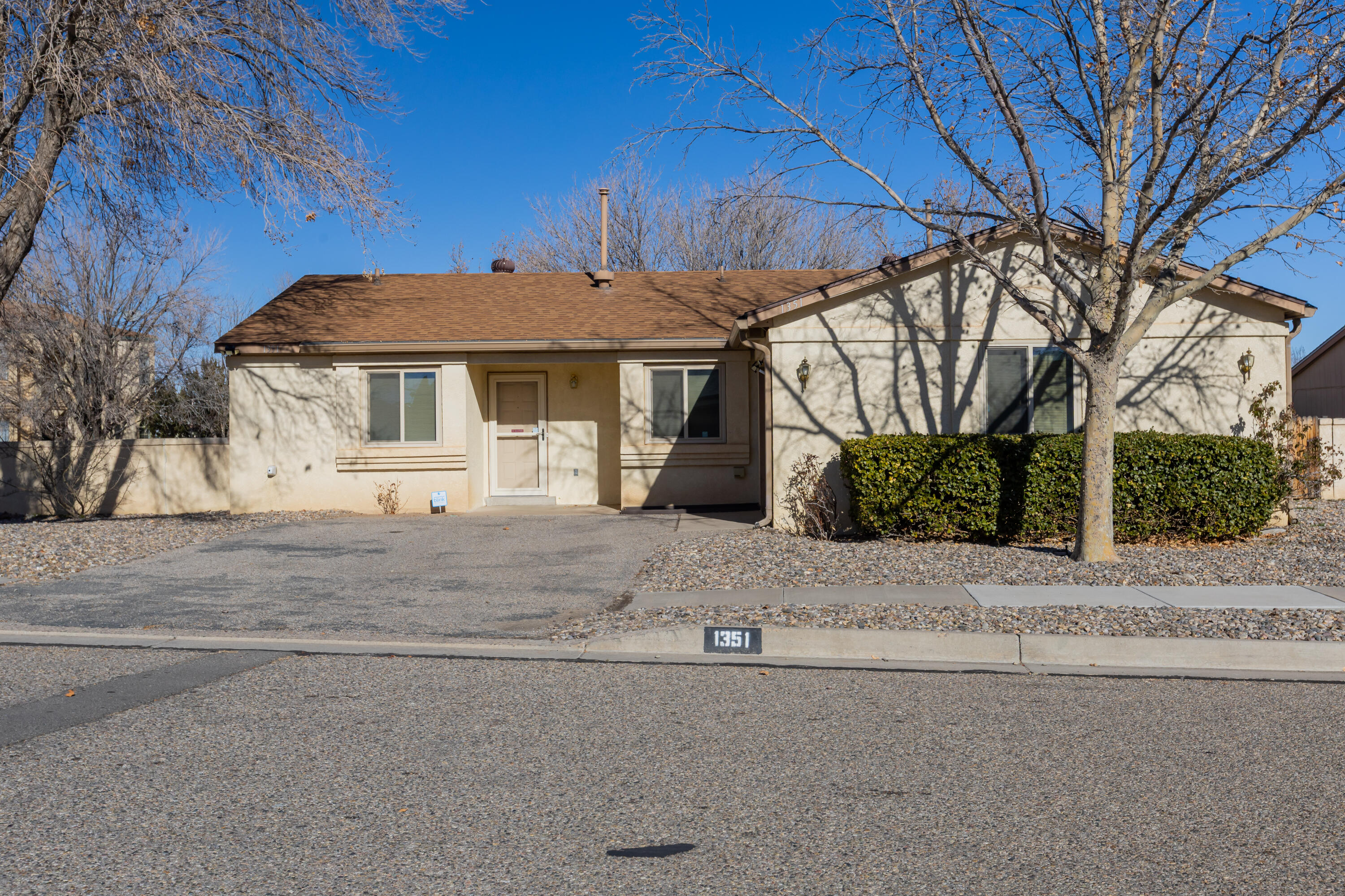 1351 Golden Eye Loop NE