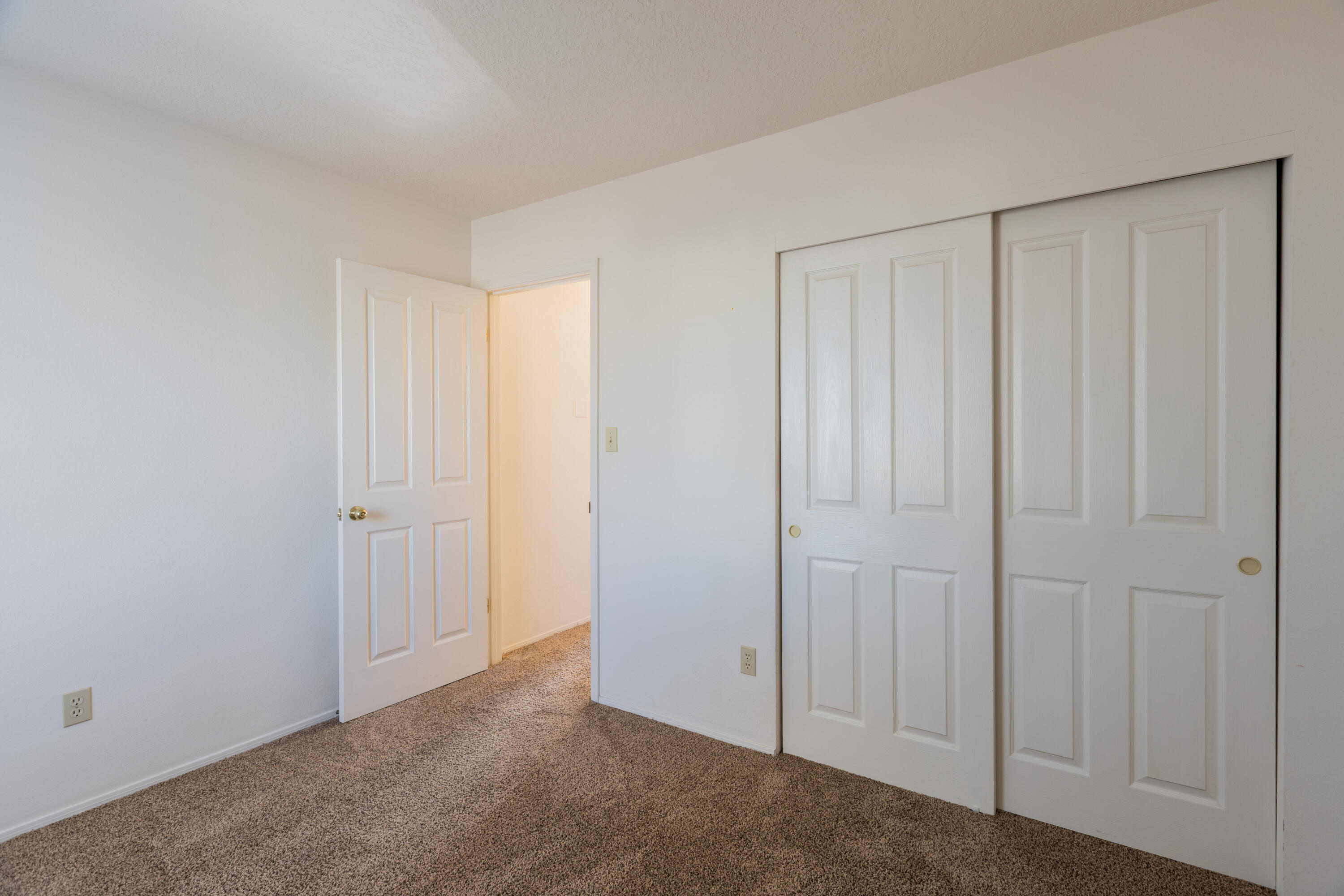 1351 Golden Eye Loop NE
