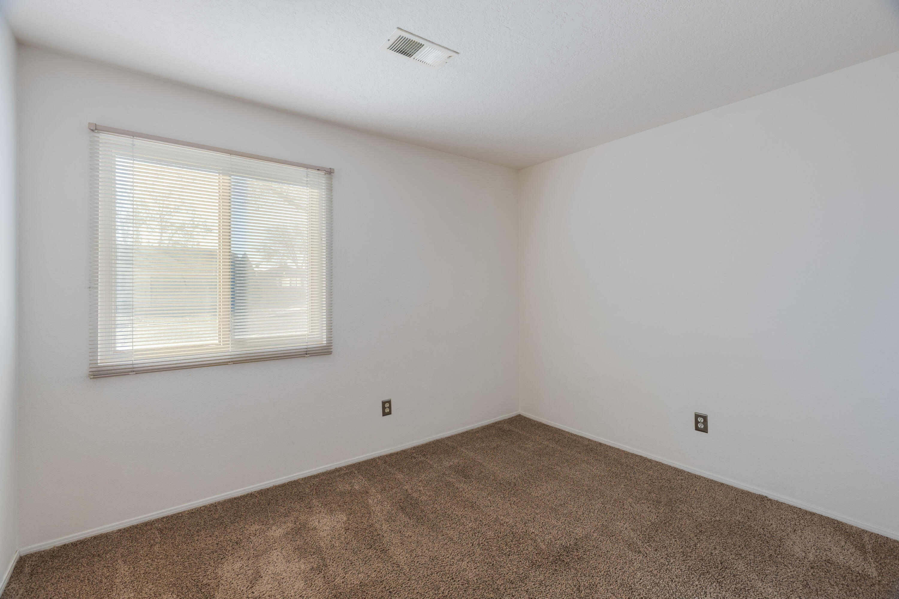 1351 Golden Eye Loop NE