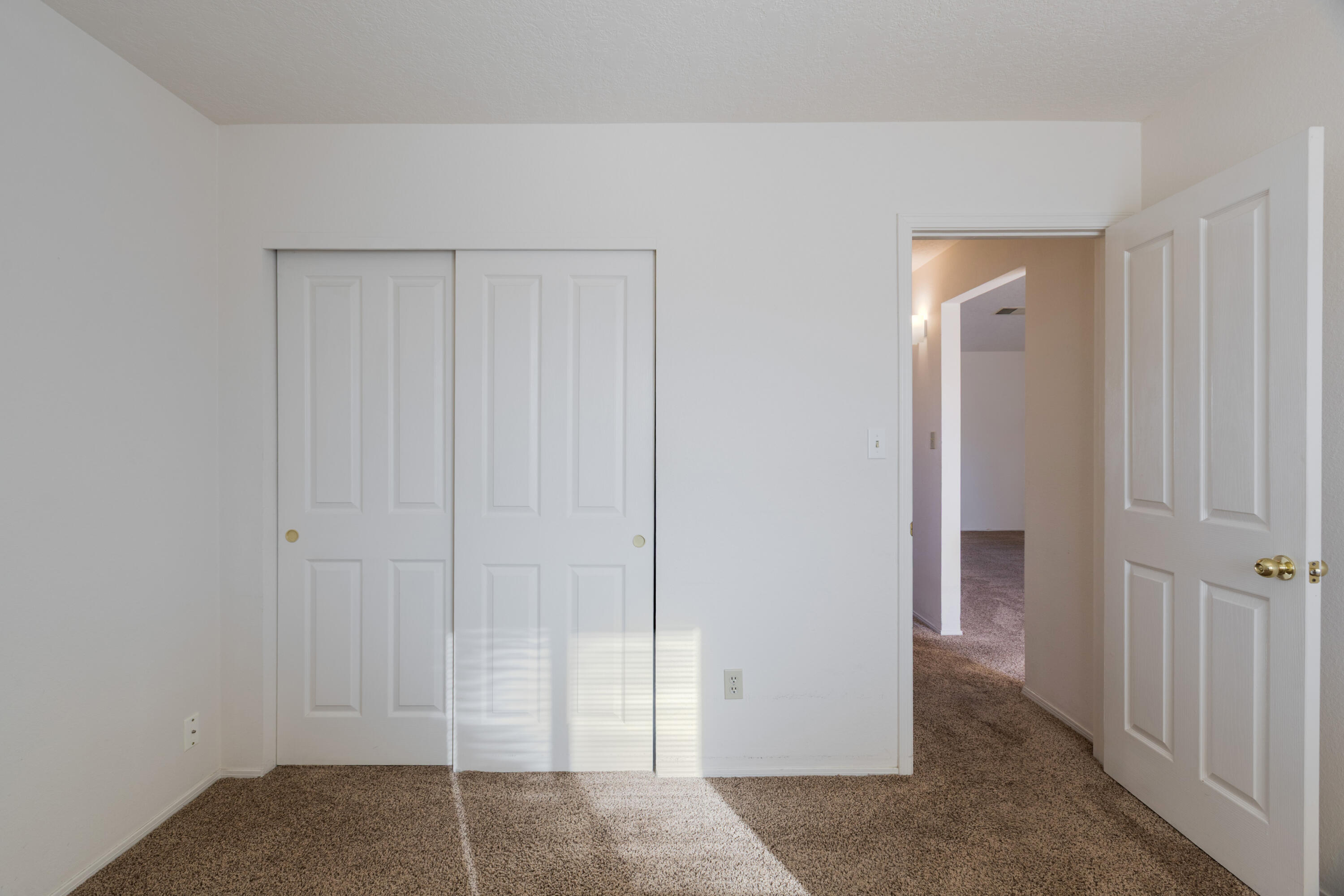 1351 Golden Eye Loop NE