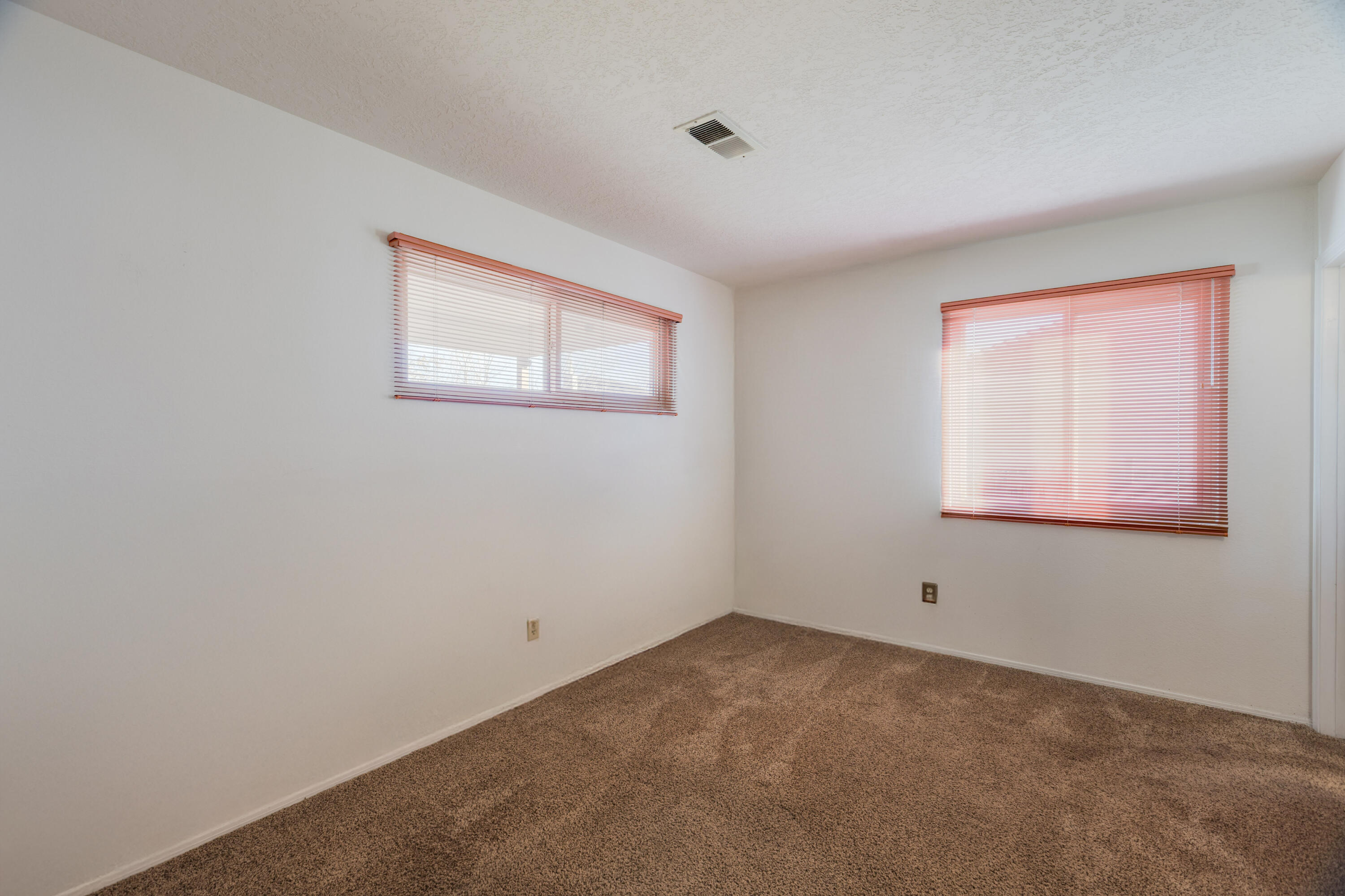 1351 Golden Eye Loop NE