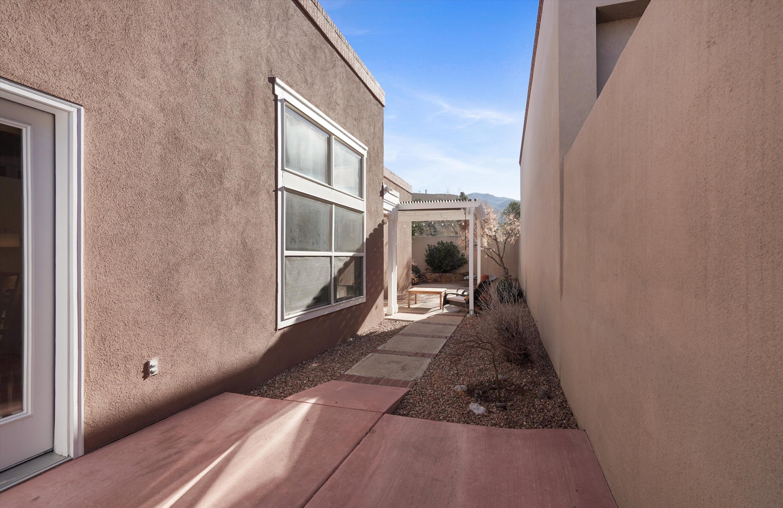 5704 Vulcan Vista Drive NE