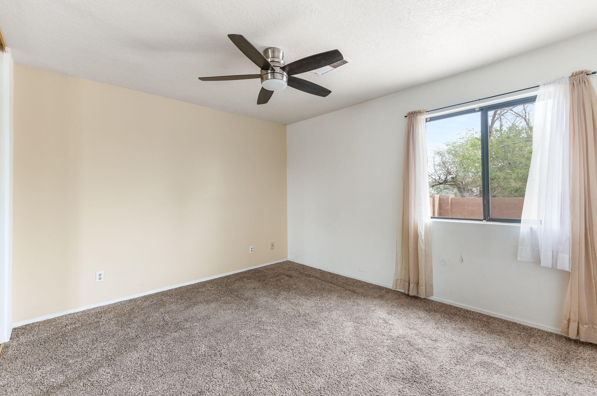 332 Sundt Court NE