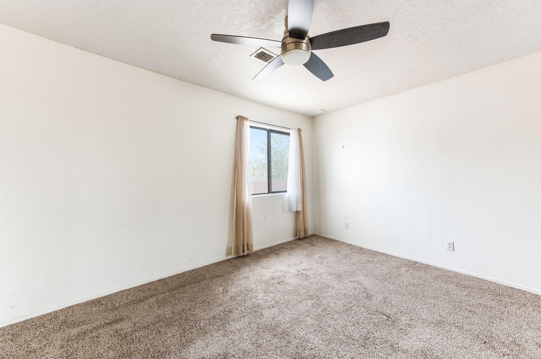 332 Sundt Court NE