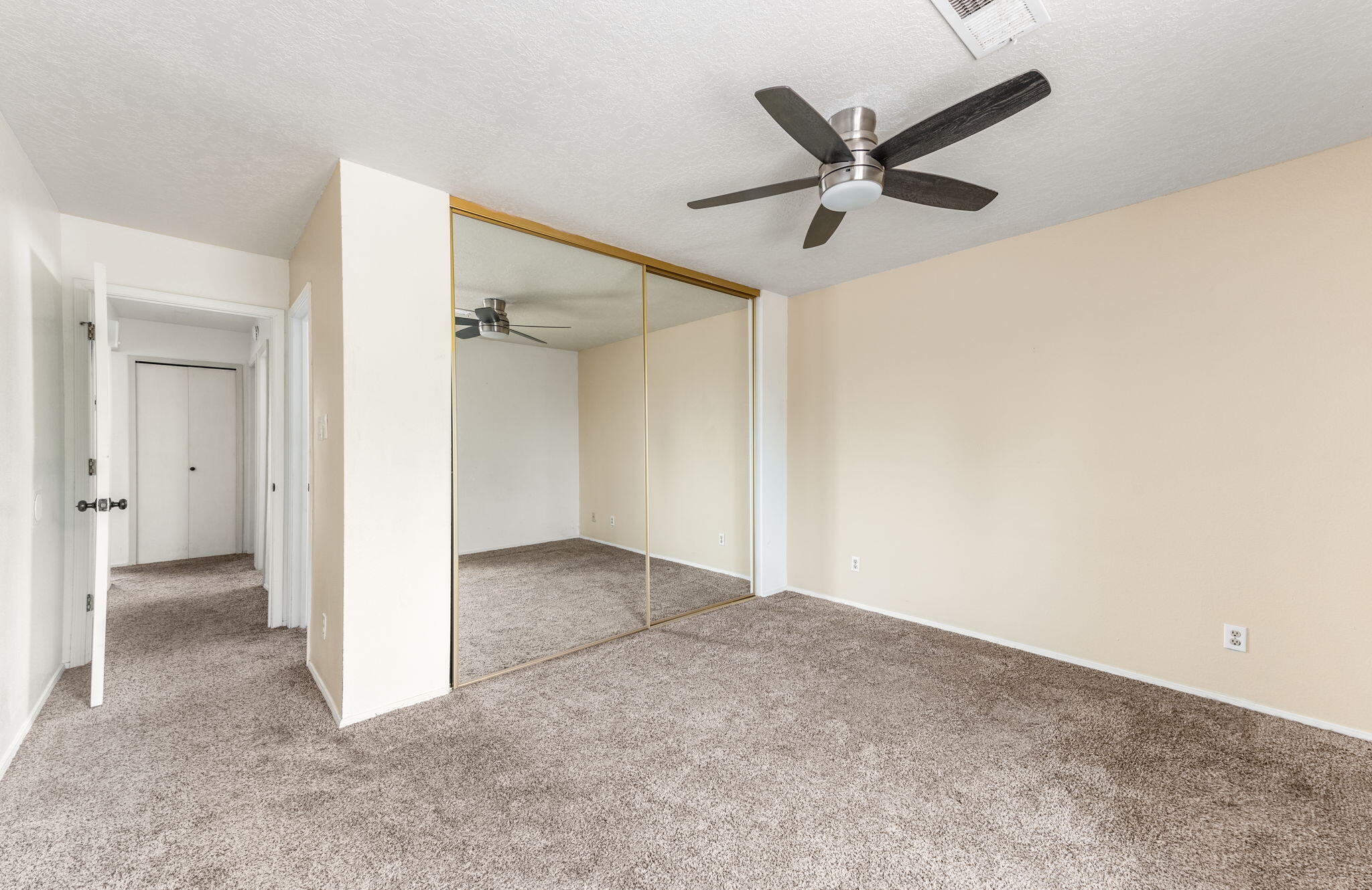 332 Sundt Court NE